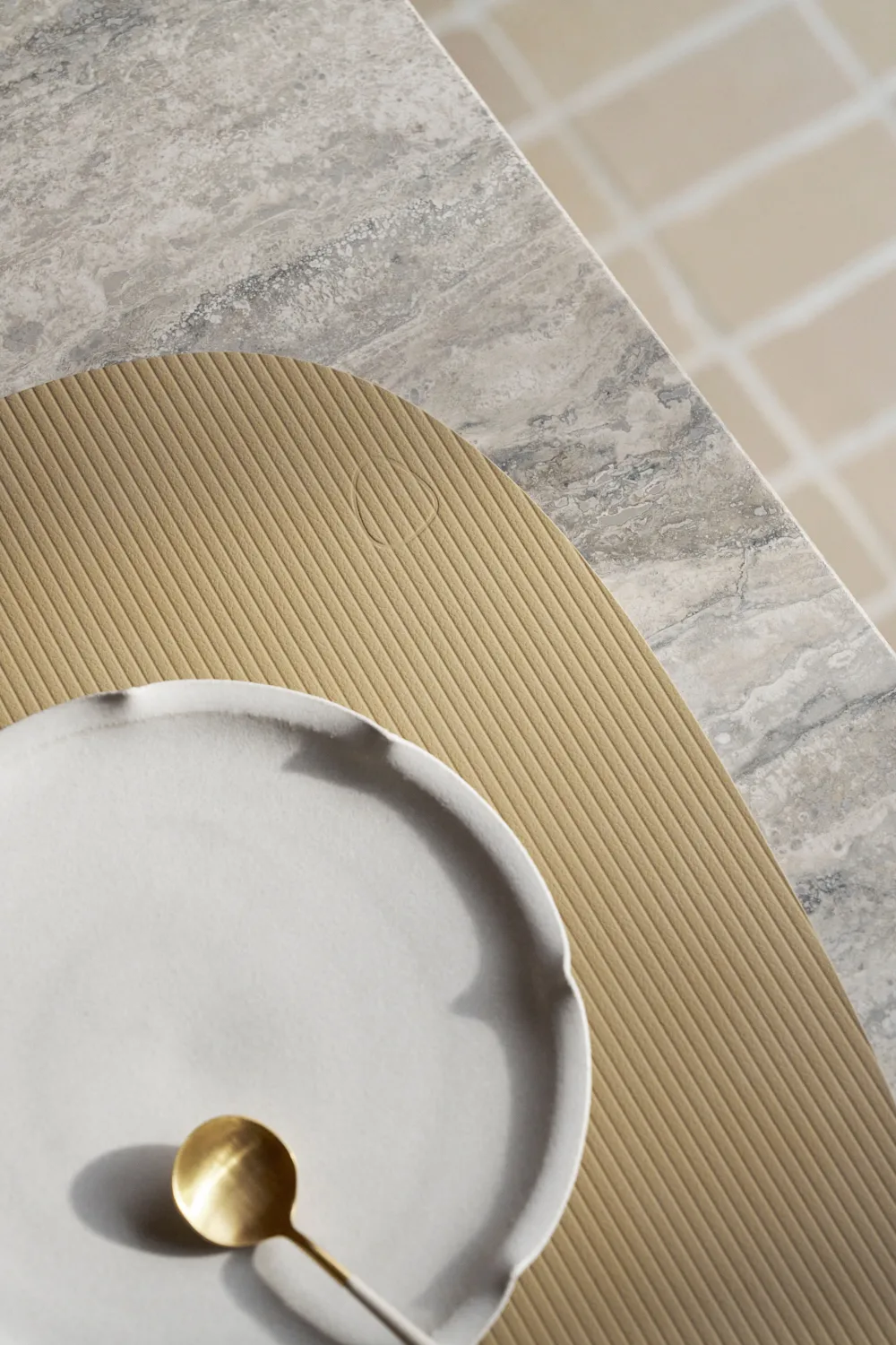 코듀로이 곡선형 테이블매트 L, Lemon Sorbet LIND DNA | 린드 DNA