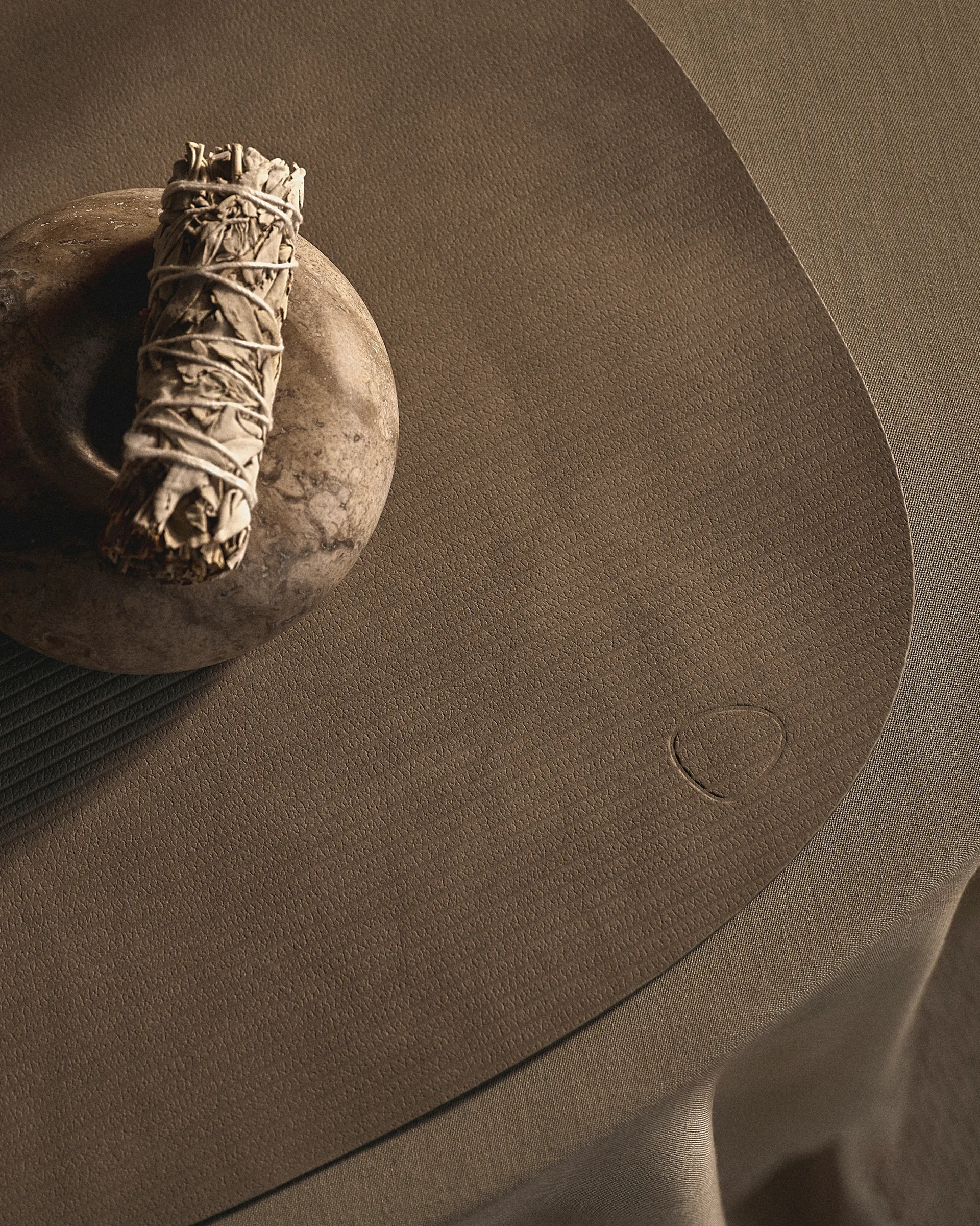 코듀로이 곡선형 테이블매트 L, Nomad Grey LIND DNA | 린드 DNA