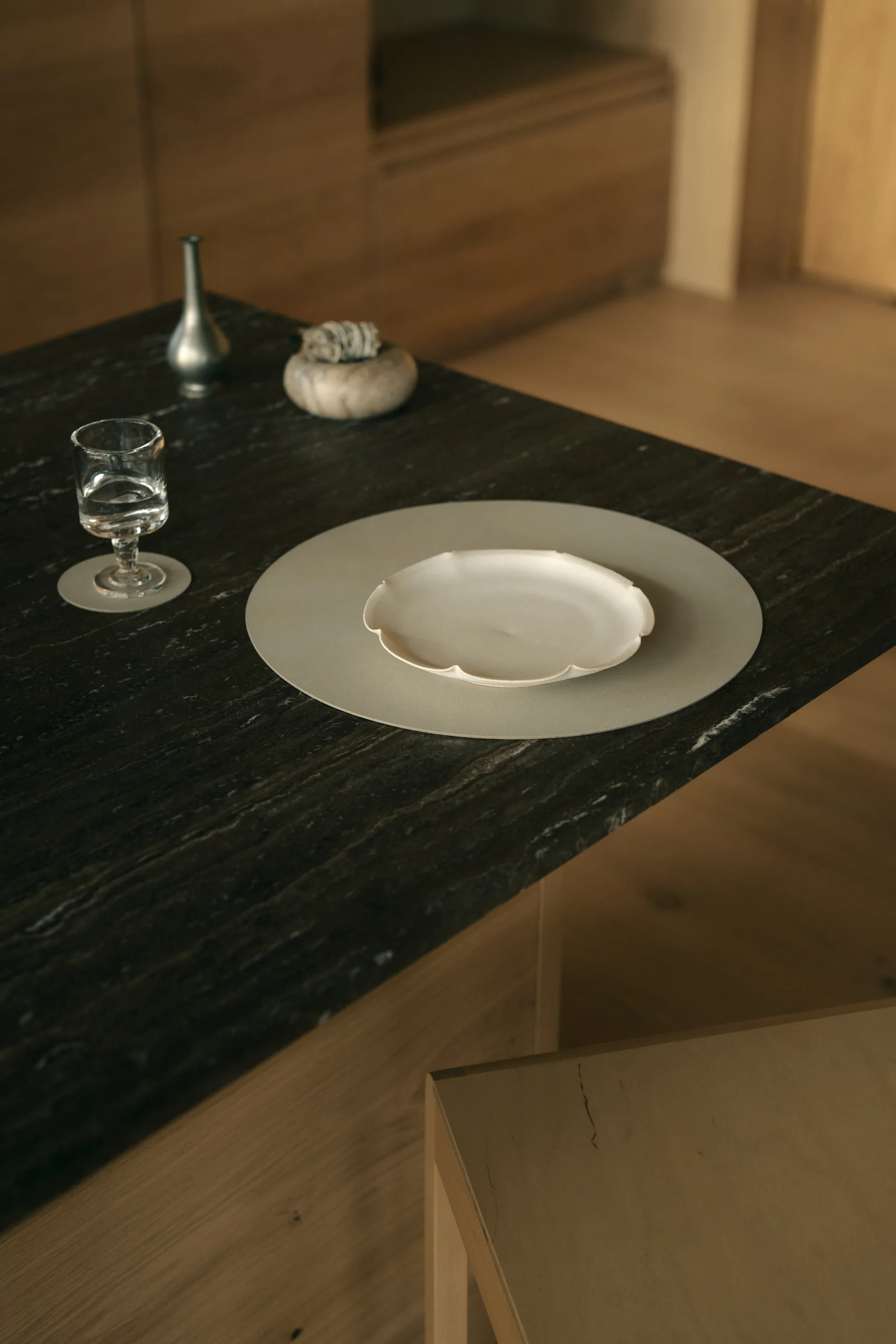 누포 테이블매트, Oyster white, circle, L LIND DNA | 린드 DNA