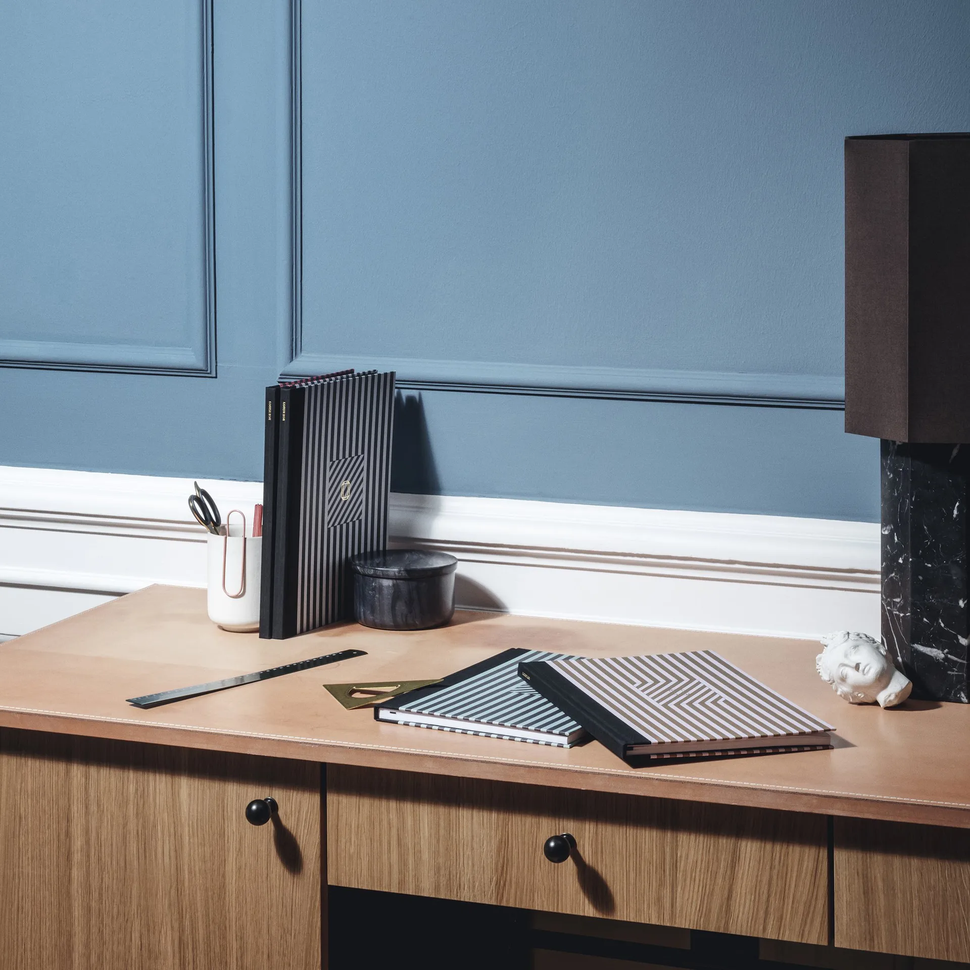 The eight over eight 테이블용 조명 베이스, black marble Louise Roe | 루이제 로이