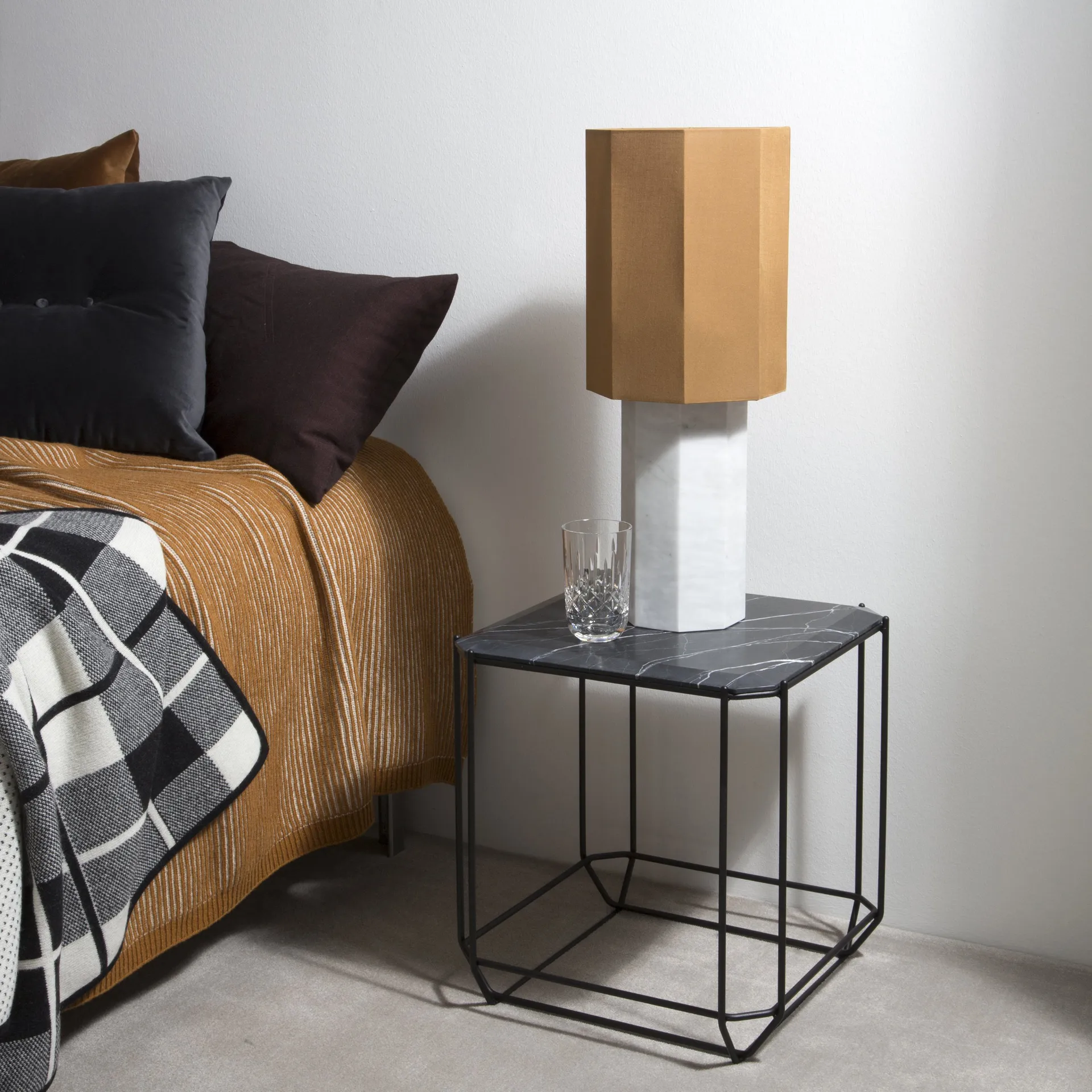 The eight over eight 테이블용 조명 베이스, white marble Louise Roe | 루이제 로이