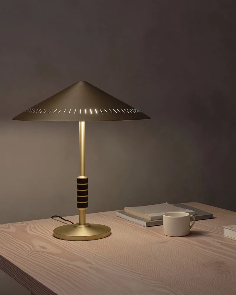 거버너 250 테이블 조명, Brass-walnut LYFA