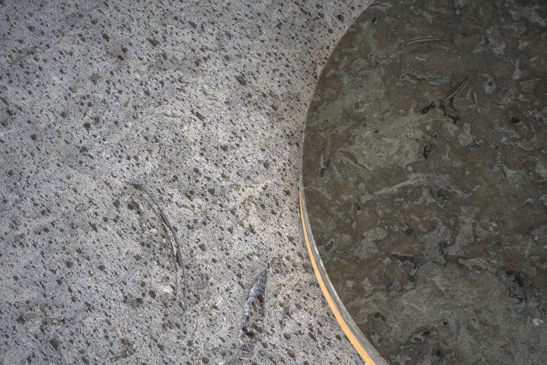 돈도 사이드 테이블 화이트 피그먼티드 오크 Ø45 cm, Honed limestone Mavis