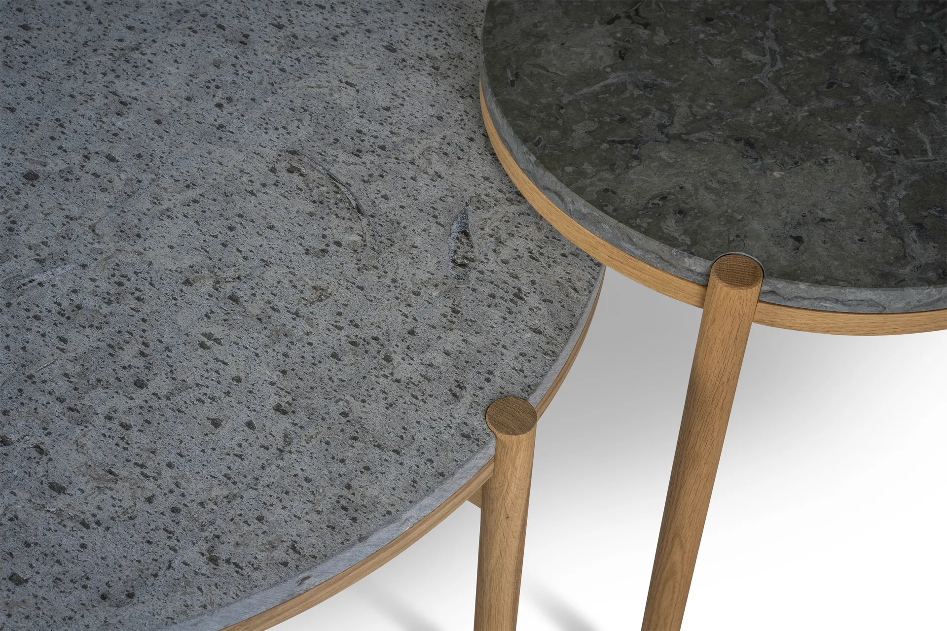 돈도 사이드 테이블 화이트 피그먼티드 오크 Ø45 cm, Honed limestone Mavis