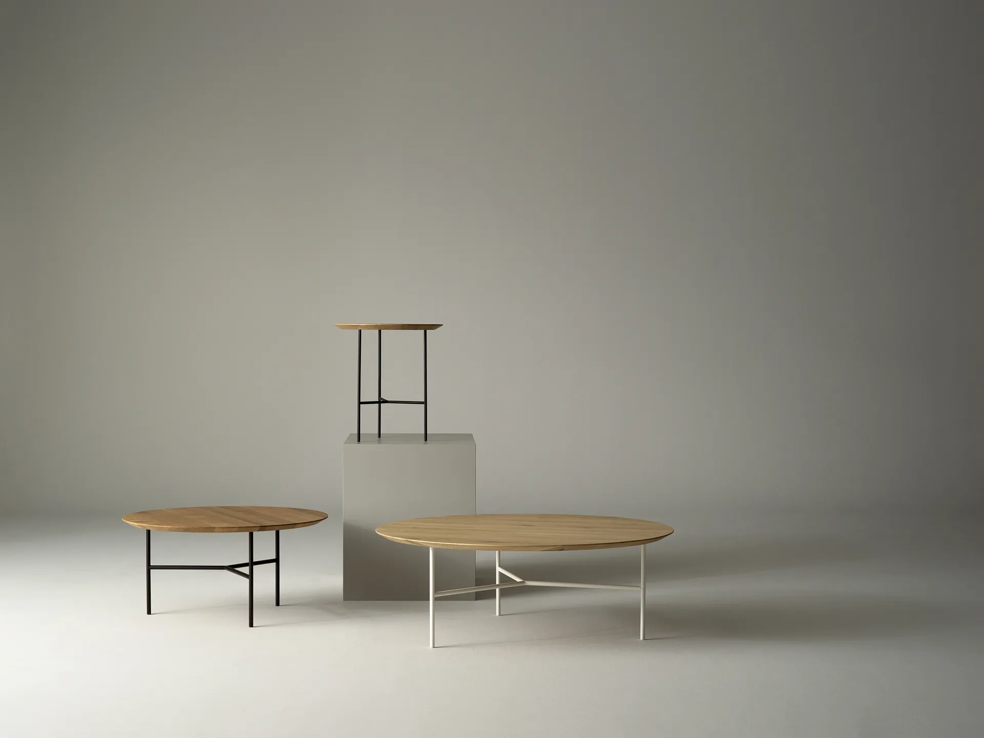 트리베카 사이드 테이블, oak soap-rubbed rustic, satin chrome legs, ø47 cm Mavis