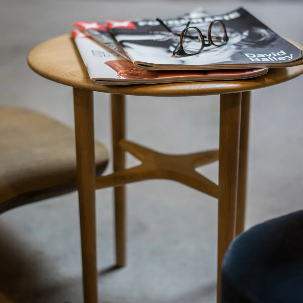 크레스트 사이드 테이블, oak white pigmented clear lacquer Mavis