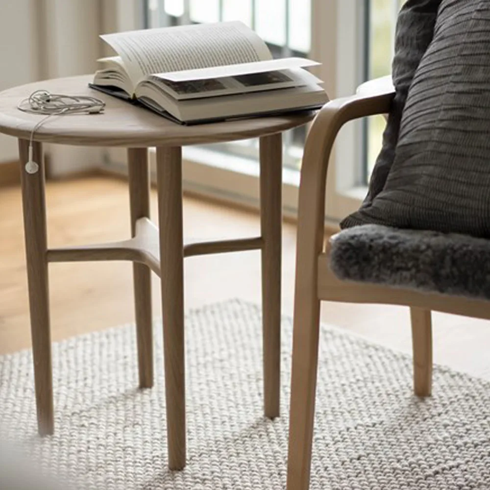 크레스트 사이드 테이블, oak white pigmented clear lacquer Mavis