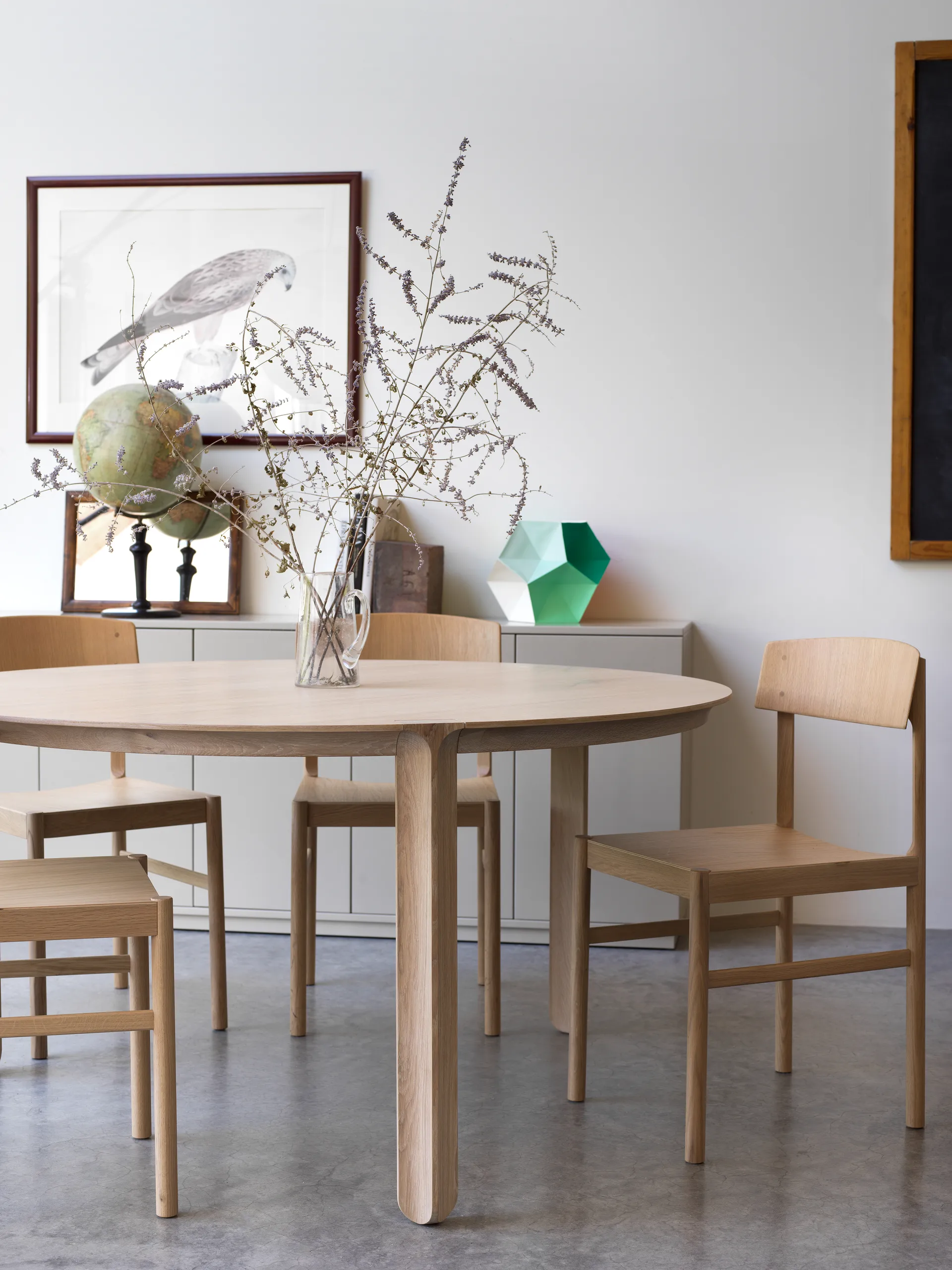 레드 체어, White pigmented matte lacquered oak Mavis