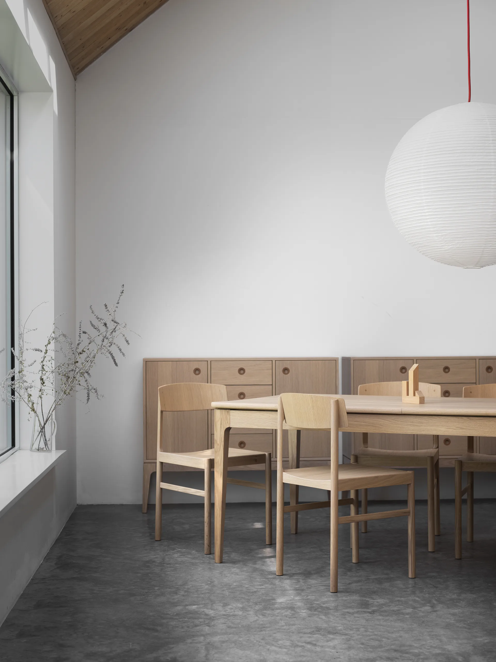 레드 체어, White pigmented matte lacquered oak Mavis