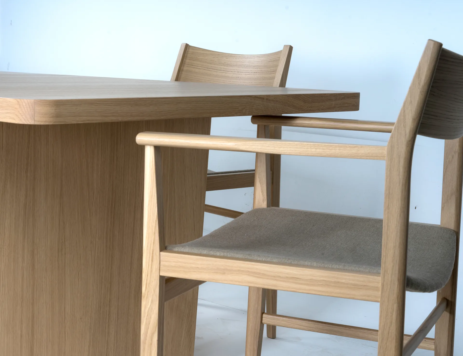 시자 암체어, White pigmented oak-linen seat Mavis