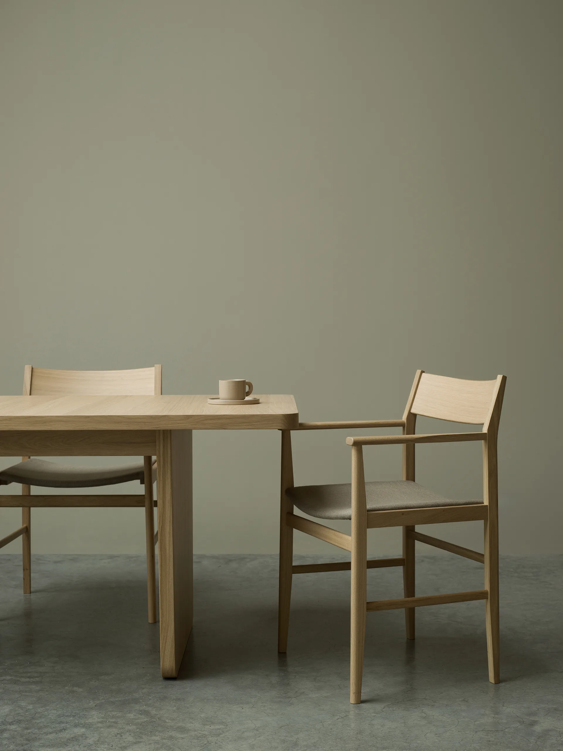 시자 암체어, White pigmented oak-linen seat Mavis
