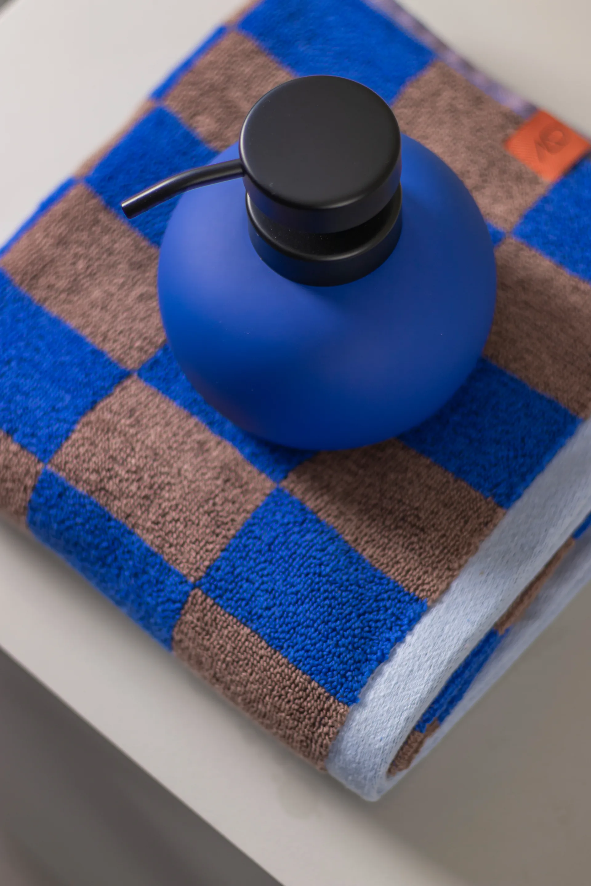 로터스 솝 디스펜서, Cobalt Mette Ditmer | 매트 딧메르