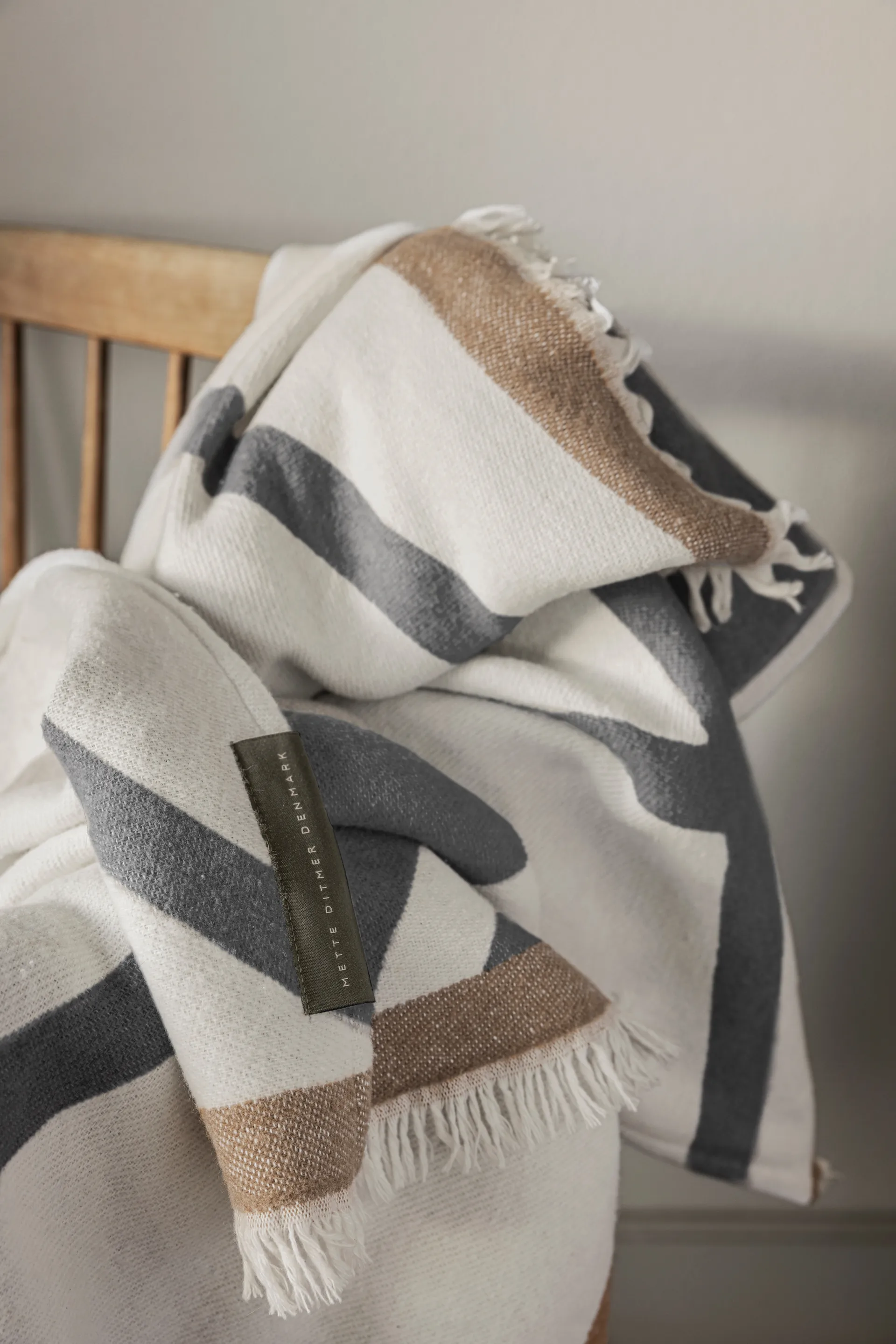 섀도우 스로우, Off-white grey, 130x175 cm Mette Ditmer | 매트 딧메르