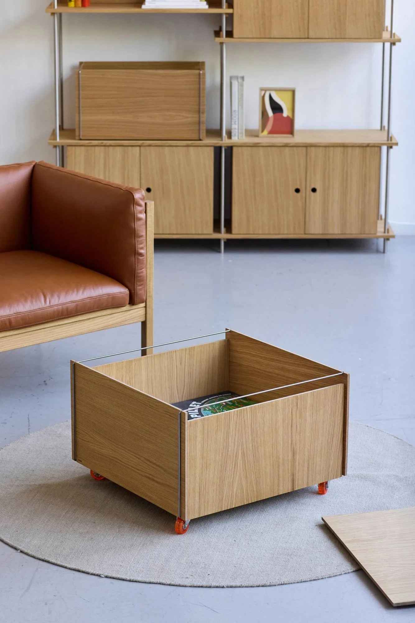 Moebe Storage Chest 수납형 커피 테이블, 오일 마감 오크-스테인리스 스틸, 60x61x38.2 cm MOEBE | 모에베