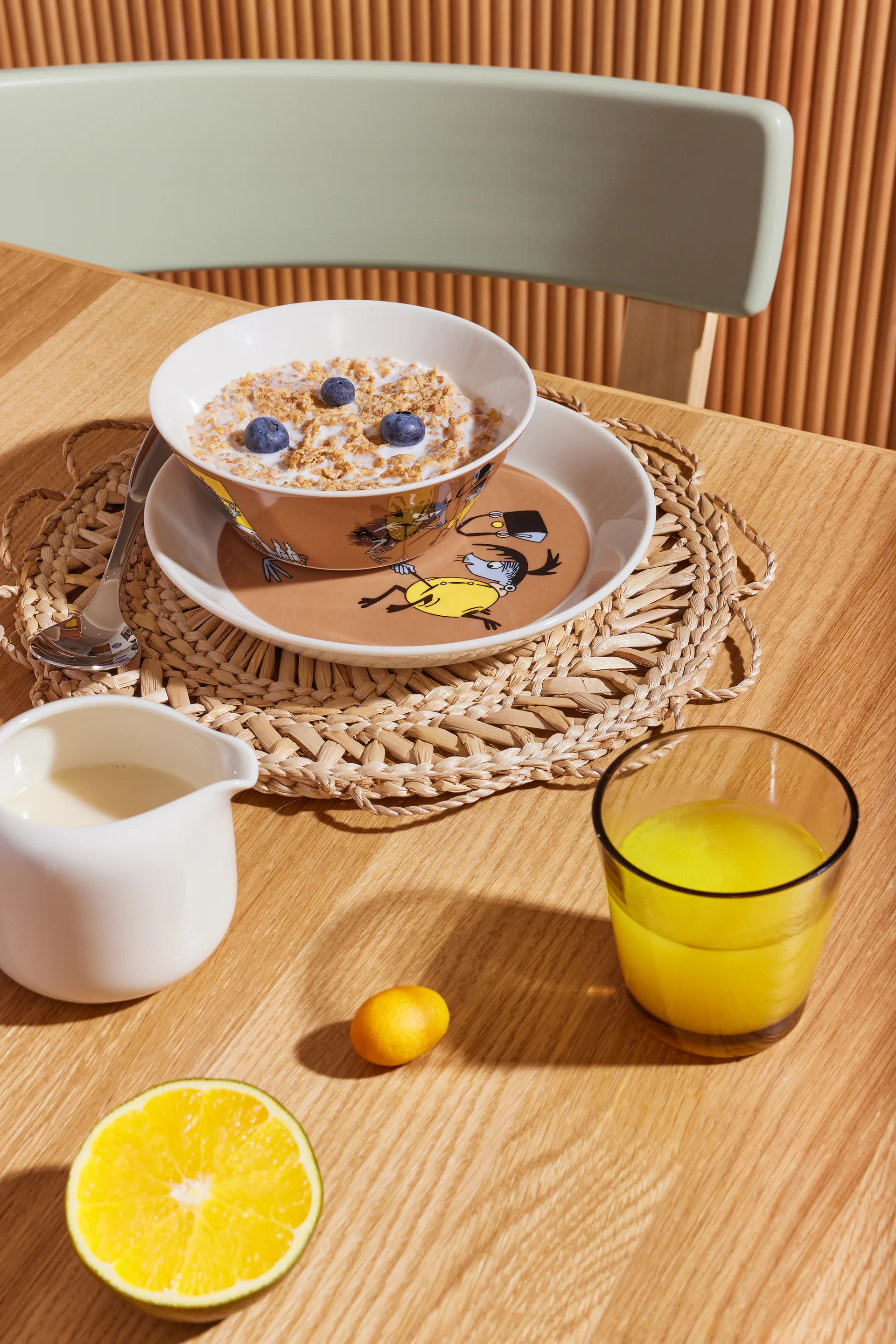 스팅키 인 액션 무민 접시, Brown Moomin Arabia