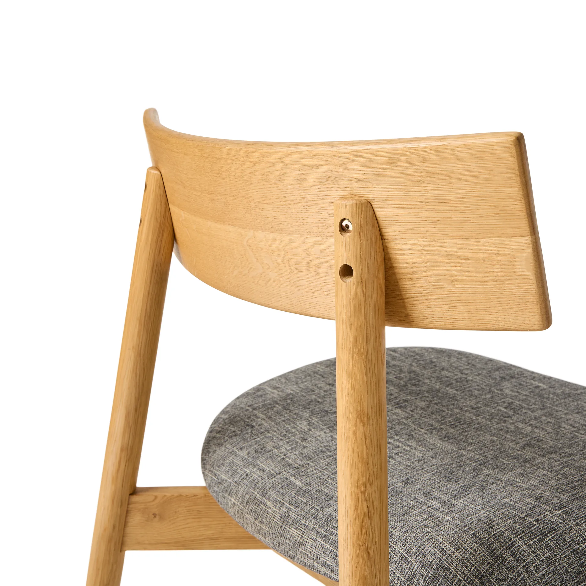 테트라 라운지 체어, Concrete-colored fabric–natural oiled oak MUUBS | 뭅스