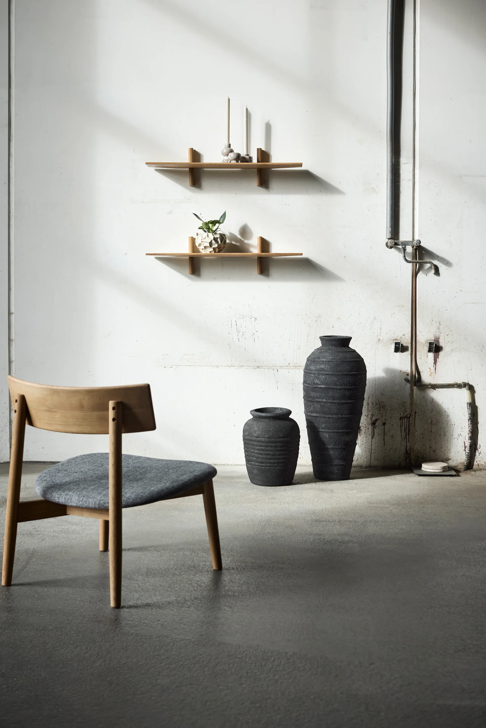 테트라 라운지 체어, Concrete-colored fabric–natural oiled oak MUUBS | 뭅스