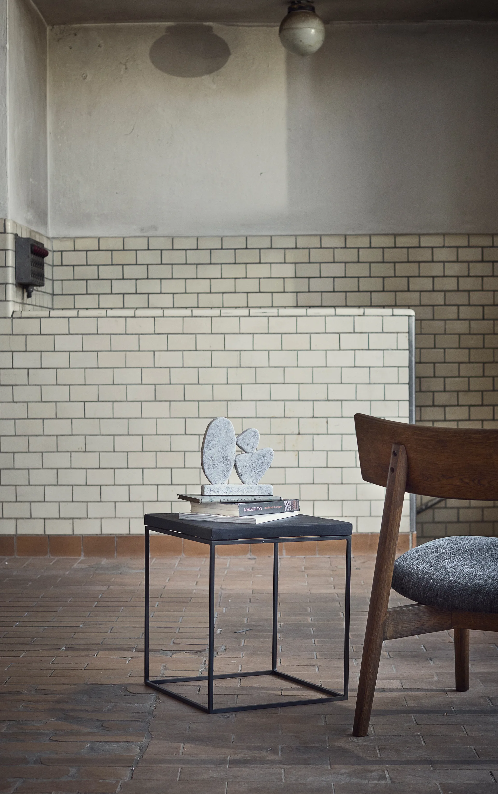 테트라 라운지 체어, Granite-colored fabric–dark oiled oak MUUBS | 뭅스