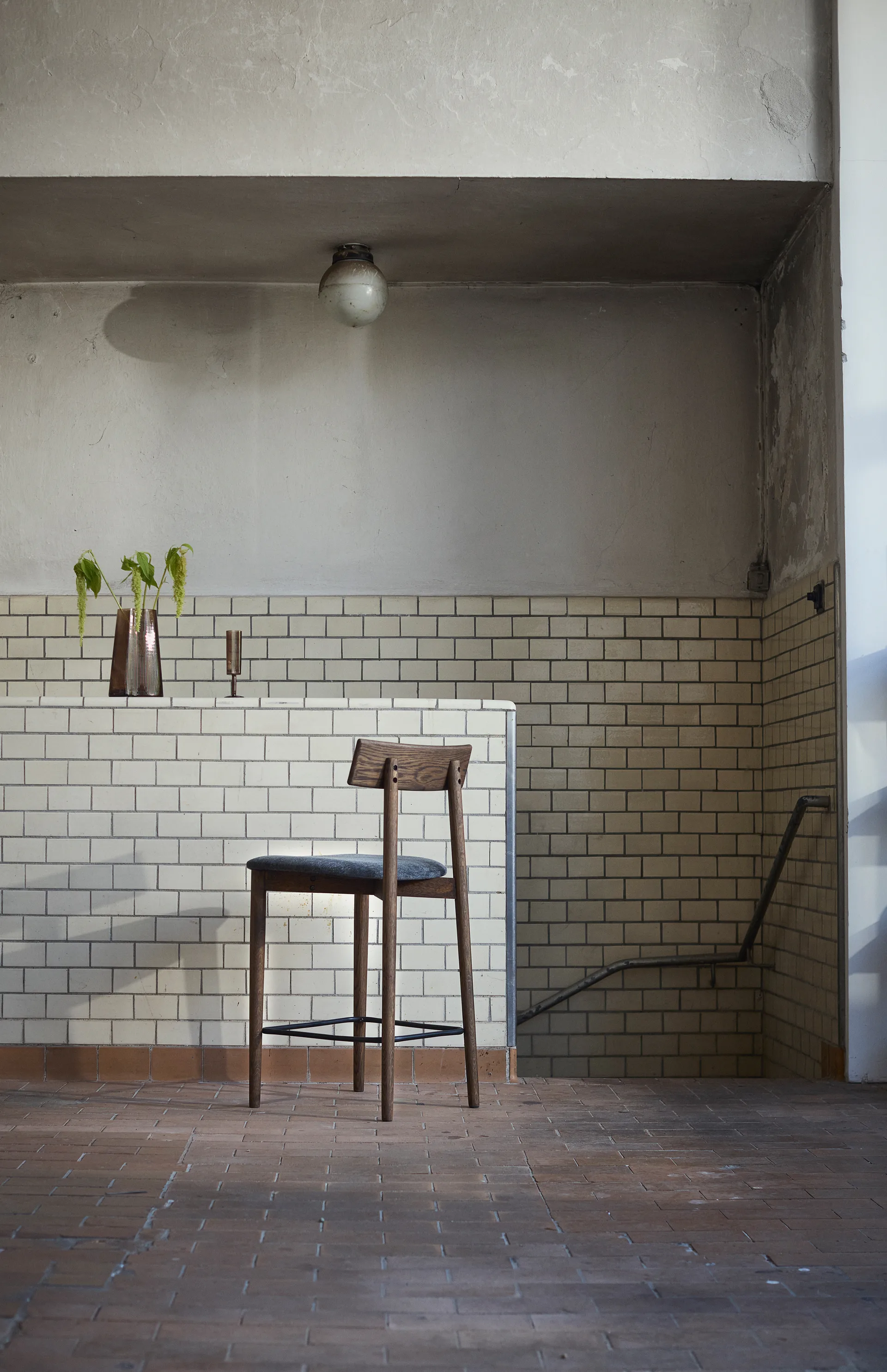 테트라 바 스툴, Granite-colored fabric–dark oiled oak MUUBS | 뭅스