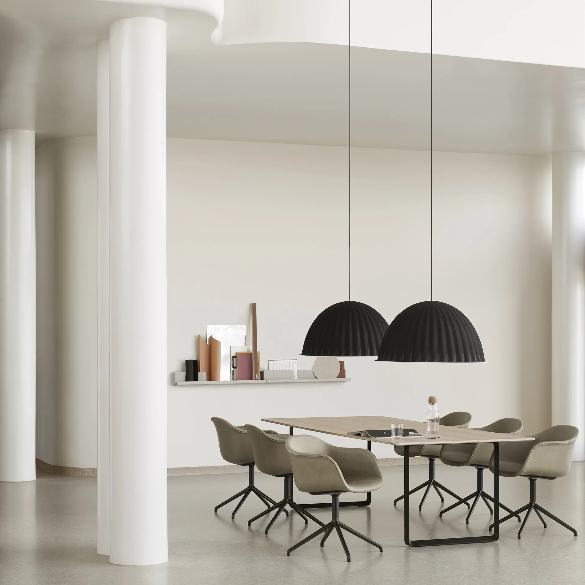 언더 더 벨 펜던트 조명 82 cm, black Muuto | 무토