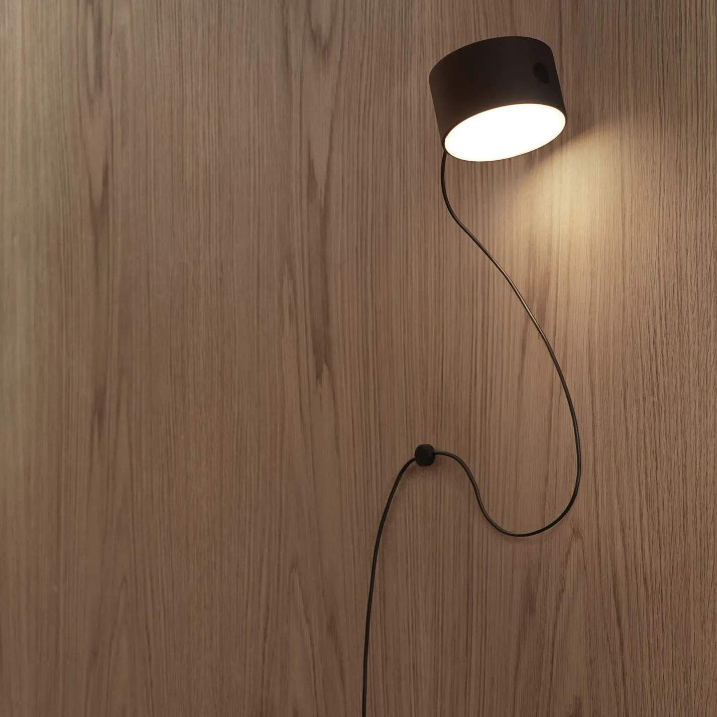 포스트 마그네틱 코드 브라켓 (벽 조명용), black Muuto | 무토