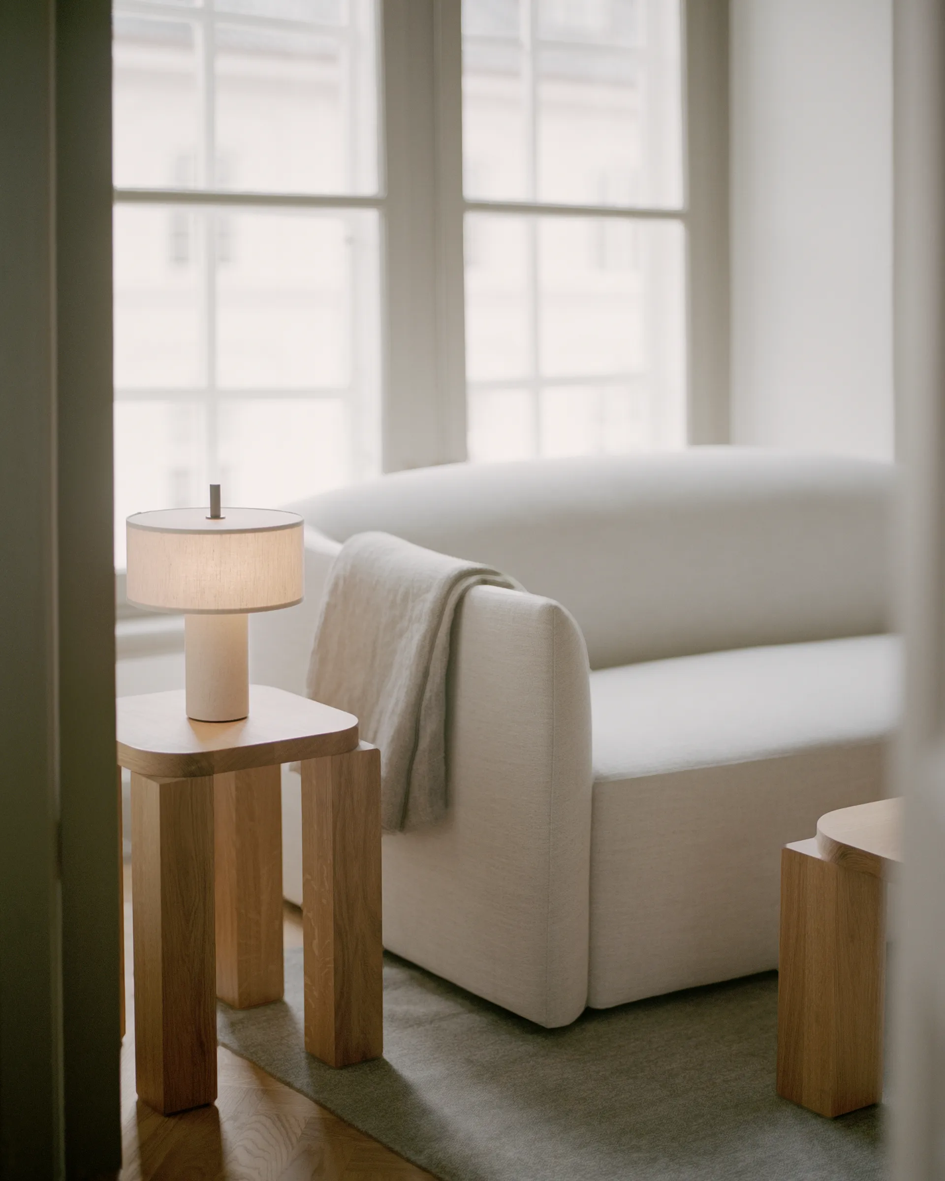 마진 포터블 테이블 조명, Beige New Works | 뉴웍스