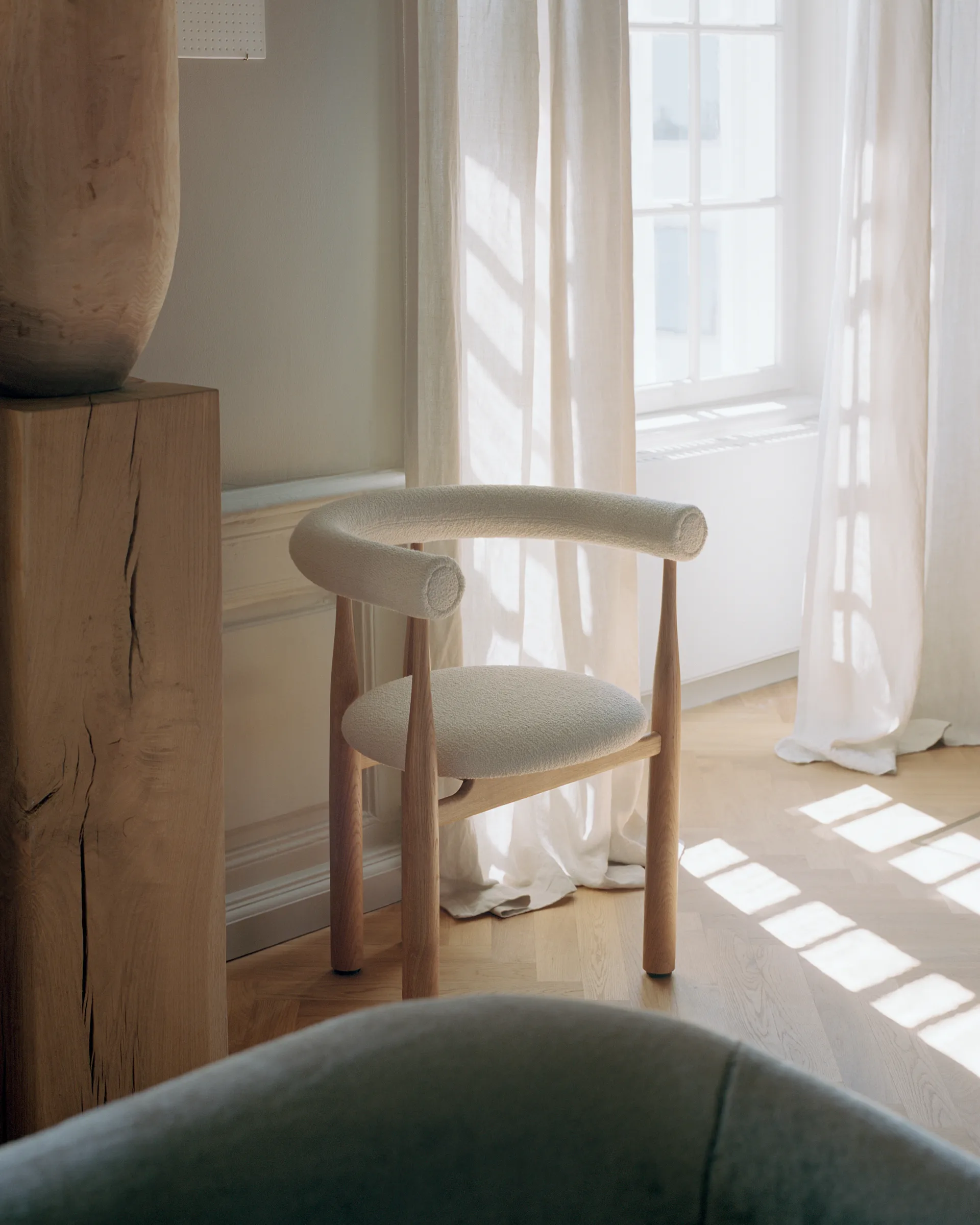 부코브스키 업홀스터드 암체어, Oak, Barnum Lana New Works | 뉴웍스