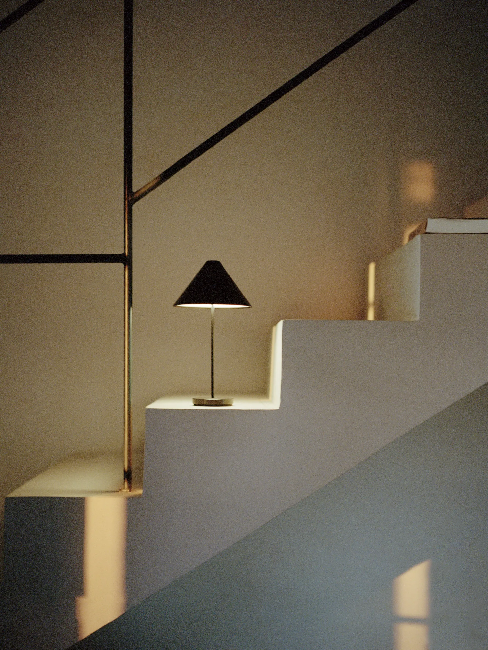 브롤리 무선 테이블 조명, Steel black New Works | 뉴웍스