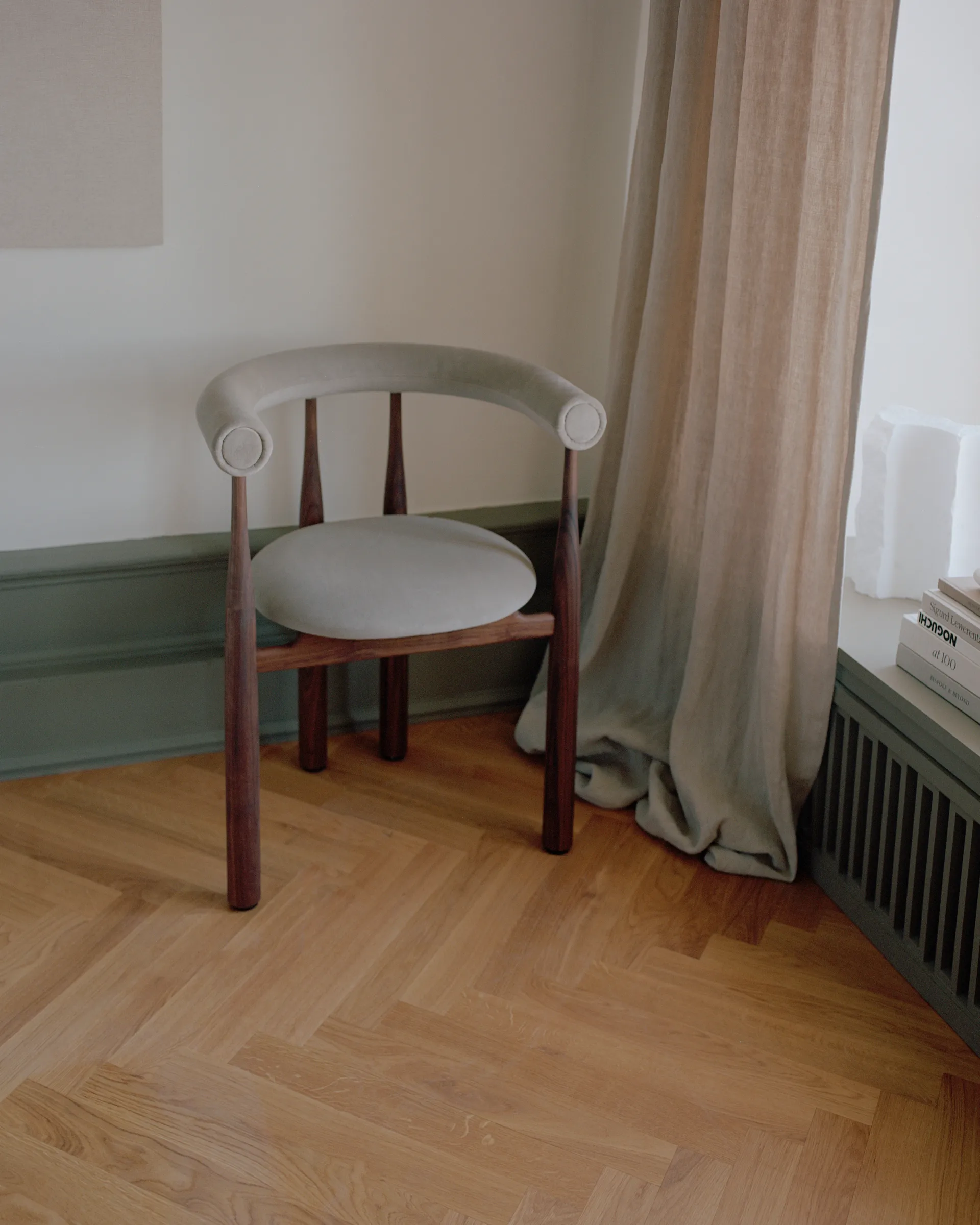 부코브스키 업홀스터드 암체어, Walnut, Megan 26 Beige New Works | 뉴웍스