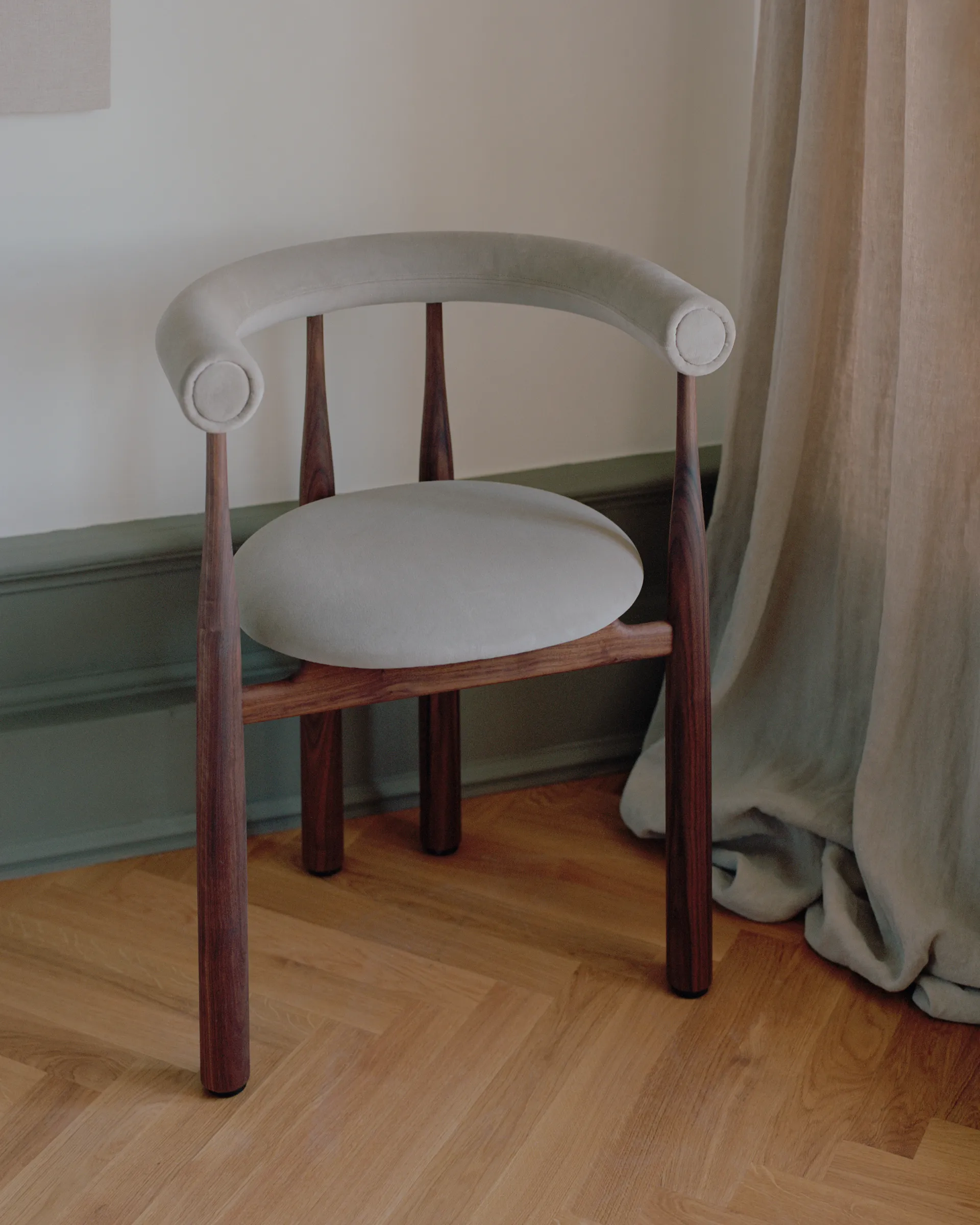 부코브스키 업홀스터드 암체어, Walnut, Megan 26 Beige New Works | 뉴웍스