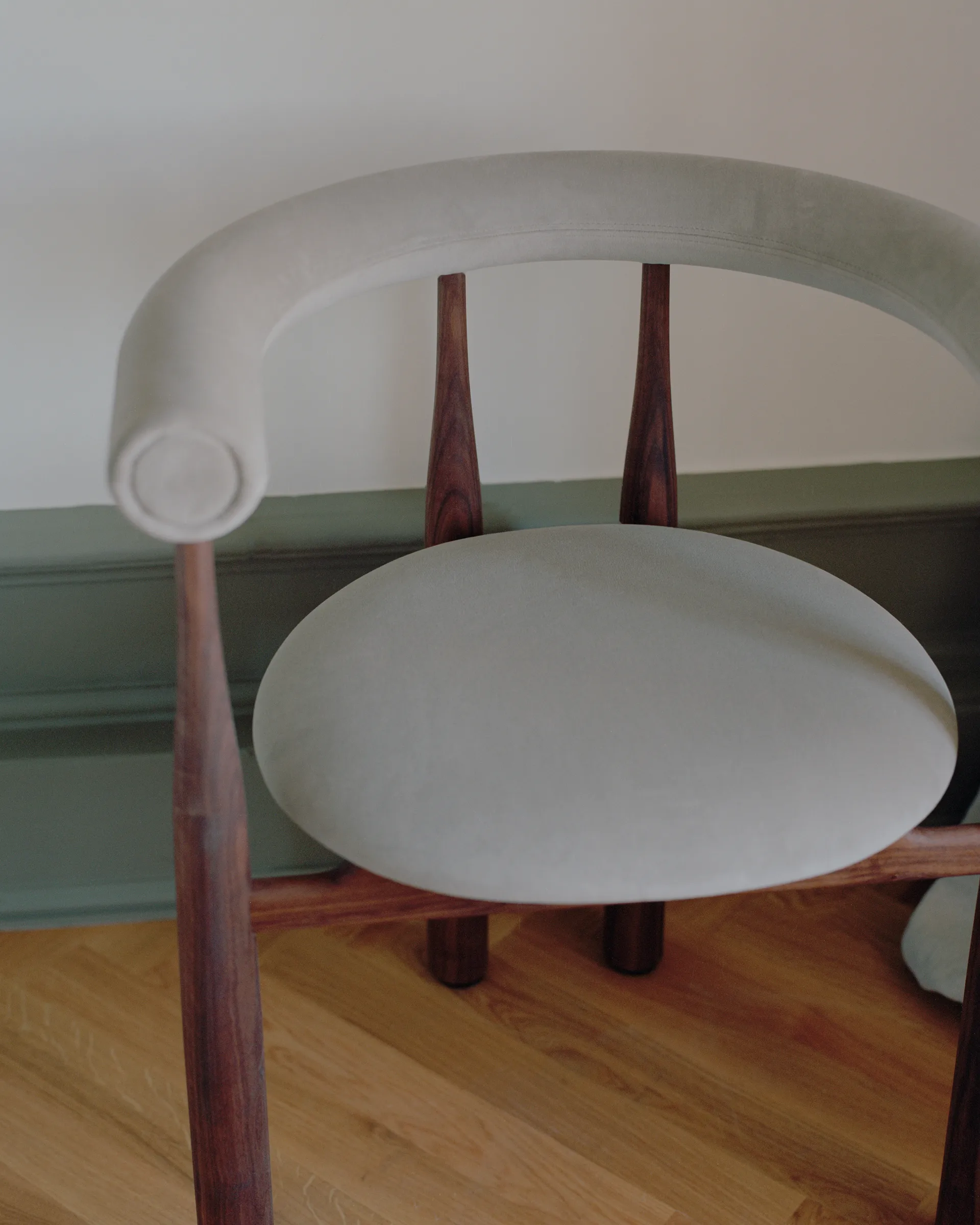 부코브스키 업홀스터드 암체어, Walnut, Megan 26 Beige New Works | 뉴웍스