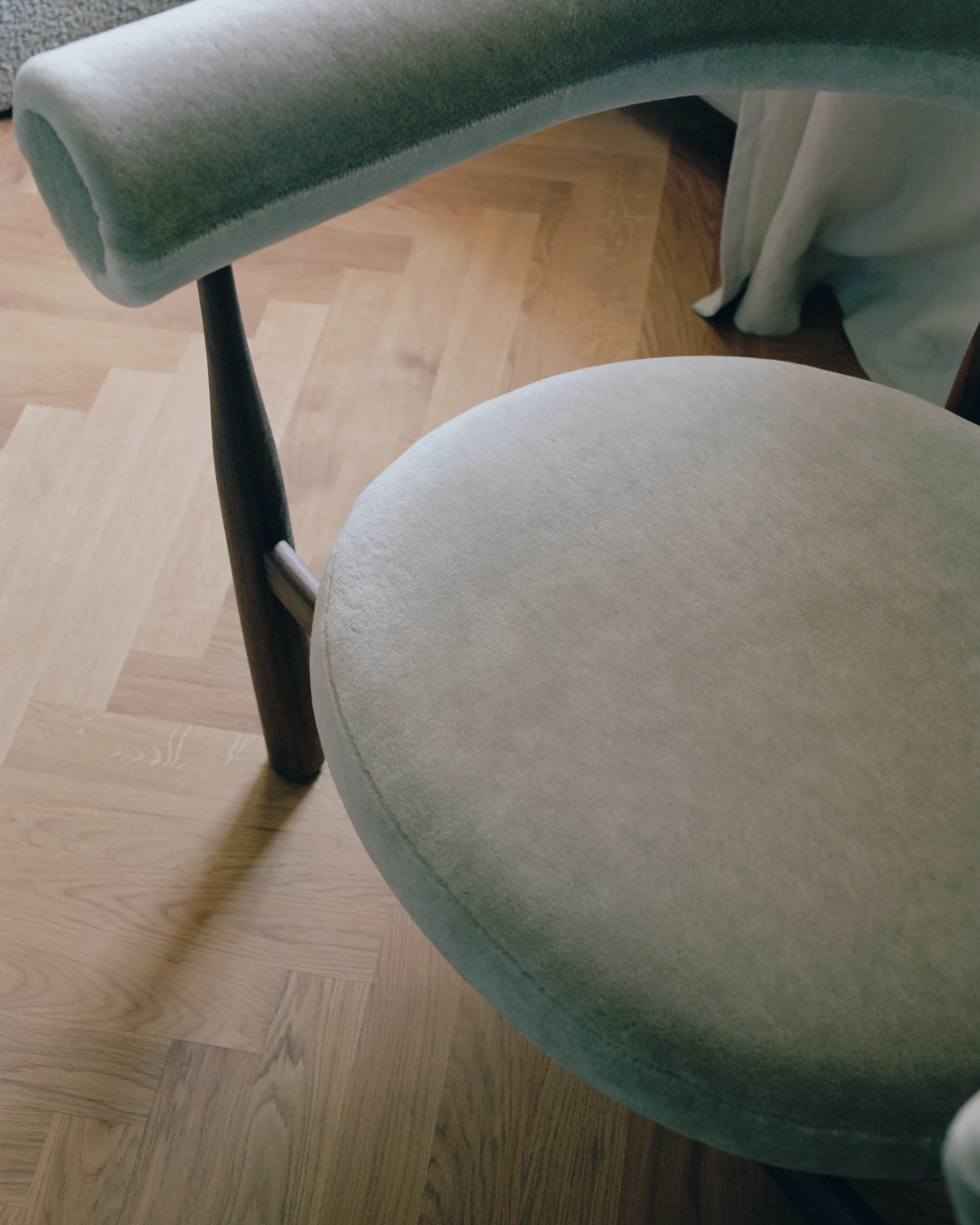 부코브스키 라운지 체어, Walnut, Rest 23 New Works | 뉴웍스