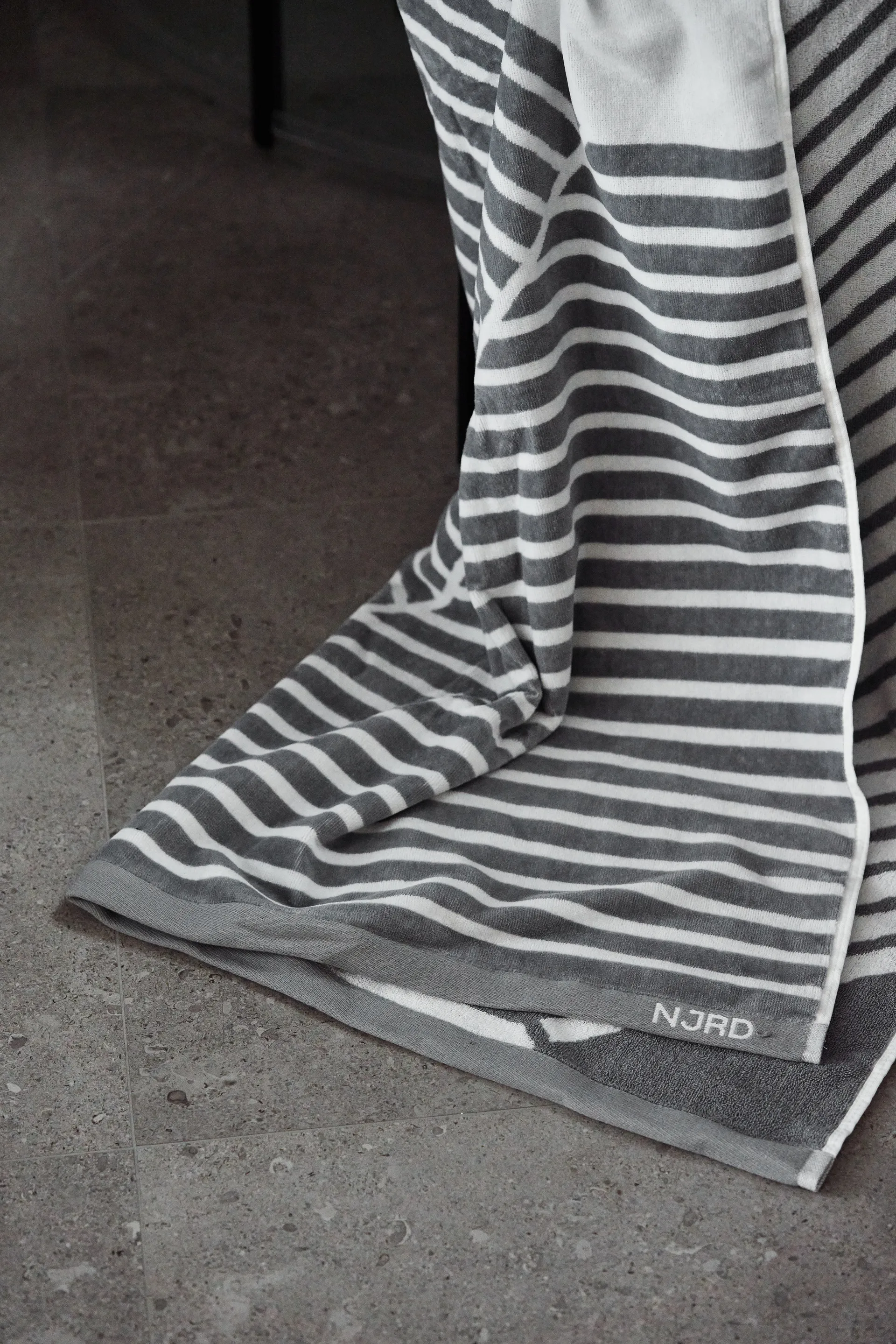 스트라이프 바스 타올 100x150 cm, Grey NJRD | 니오르