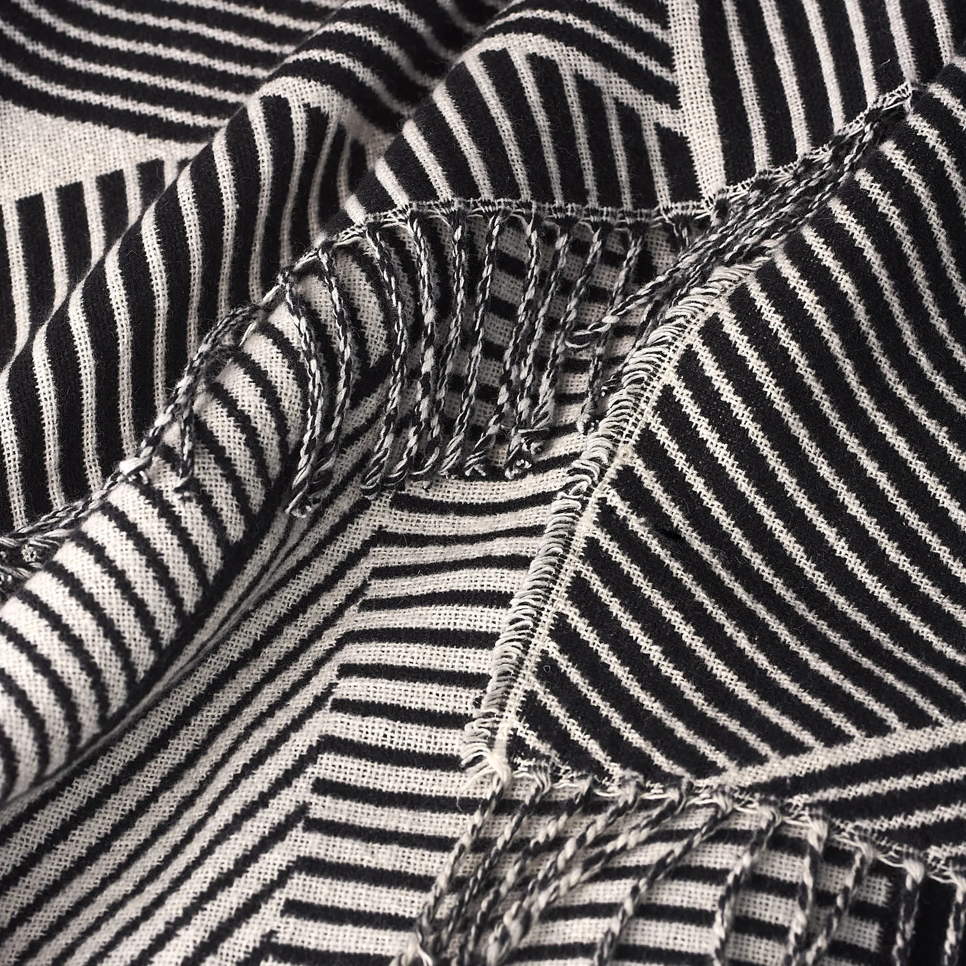 메트릭 포커스 코튼 스로우 130x185 cm, black NJRD | 니오르