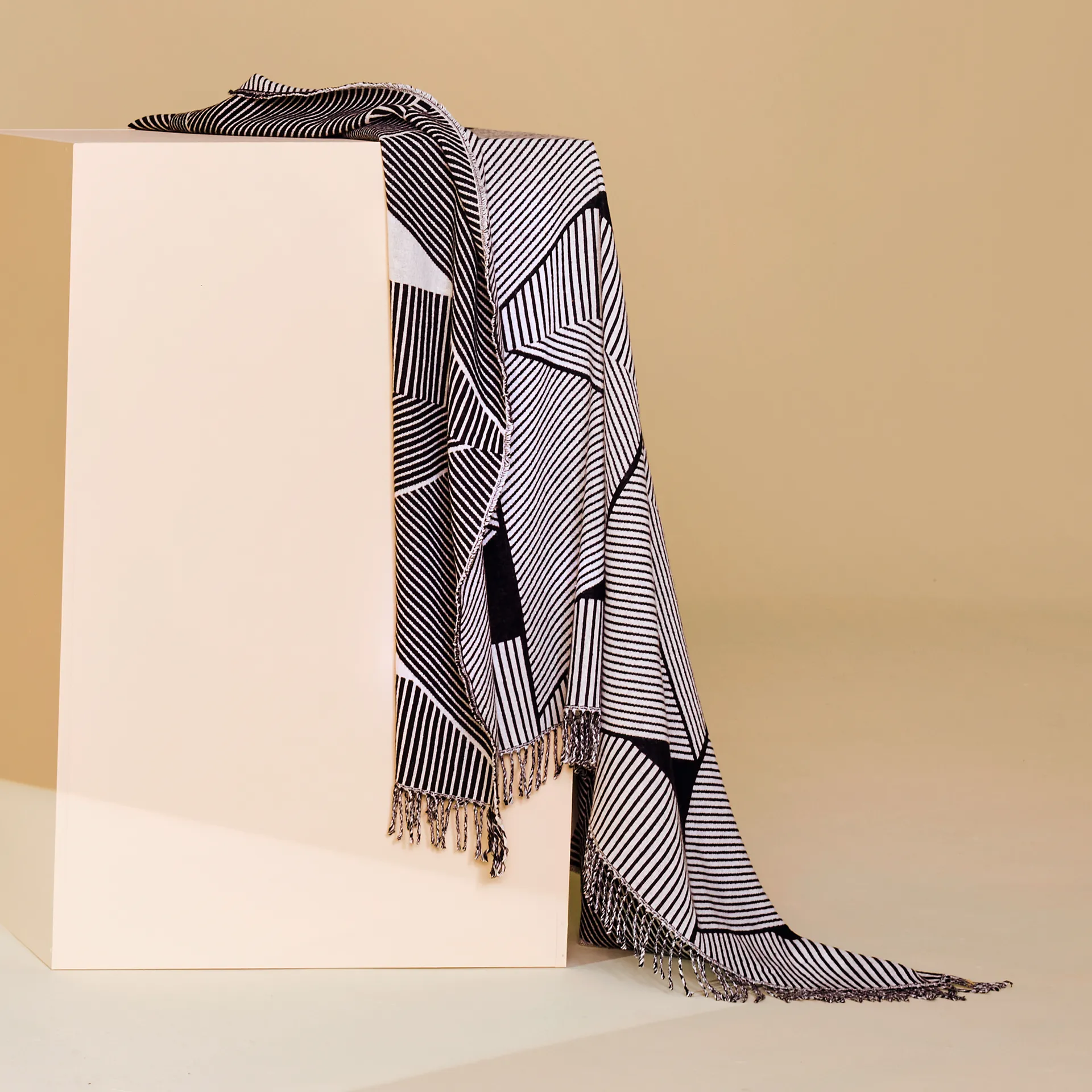 메트릭 포커스 코튼 스로우 130x185 cm, black NJRD | 니오르