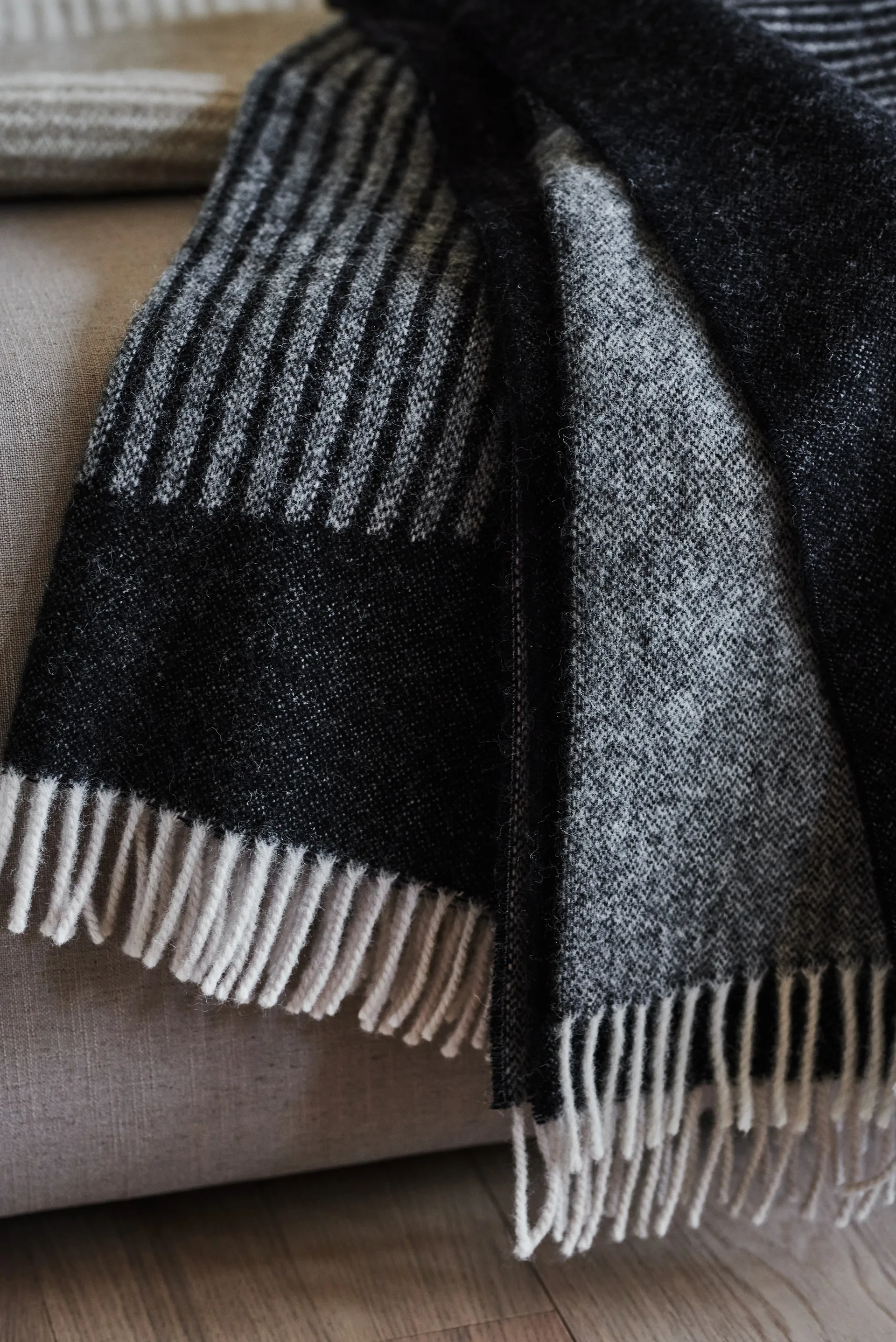 써클 울 스로우 130x185 cm, Black NJRD | 니오르