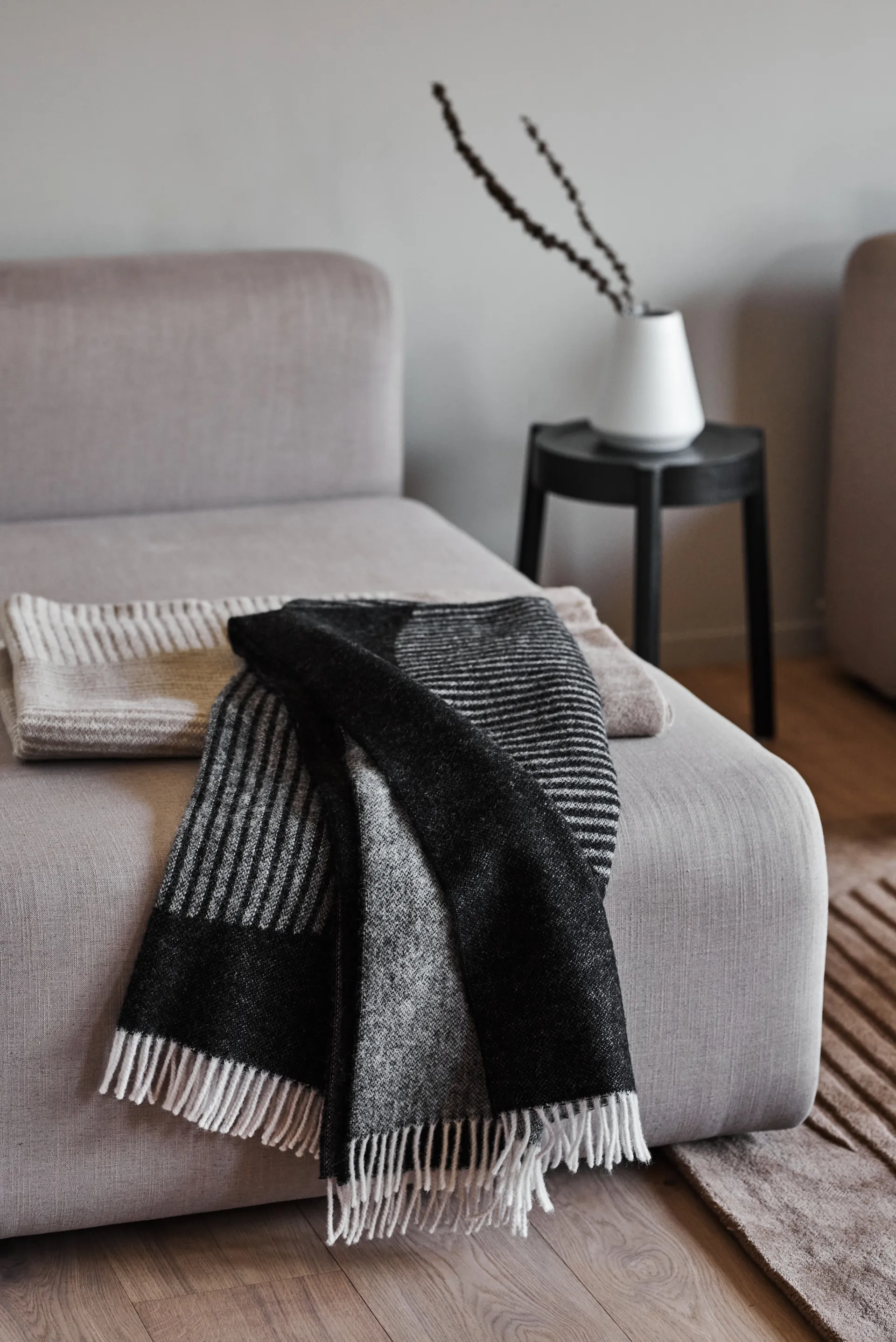 써클 울 스로우 130x185 cm, Black NJRD | 니오르