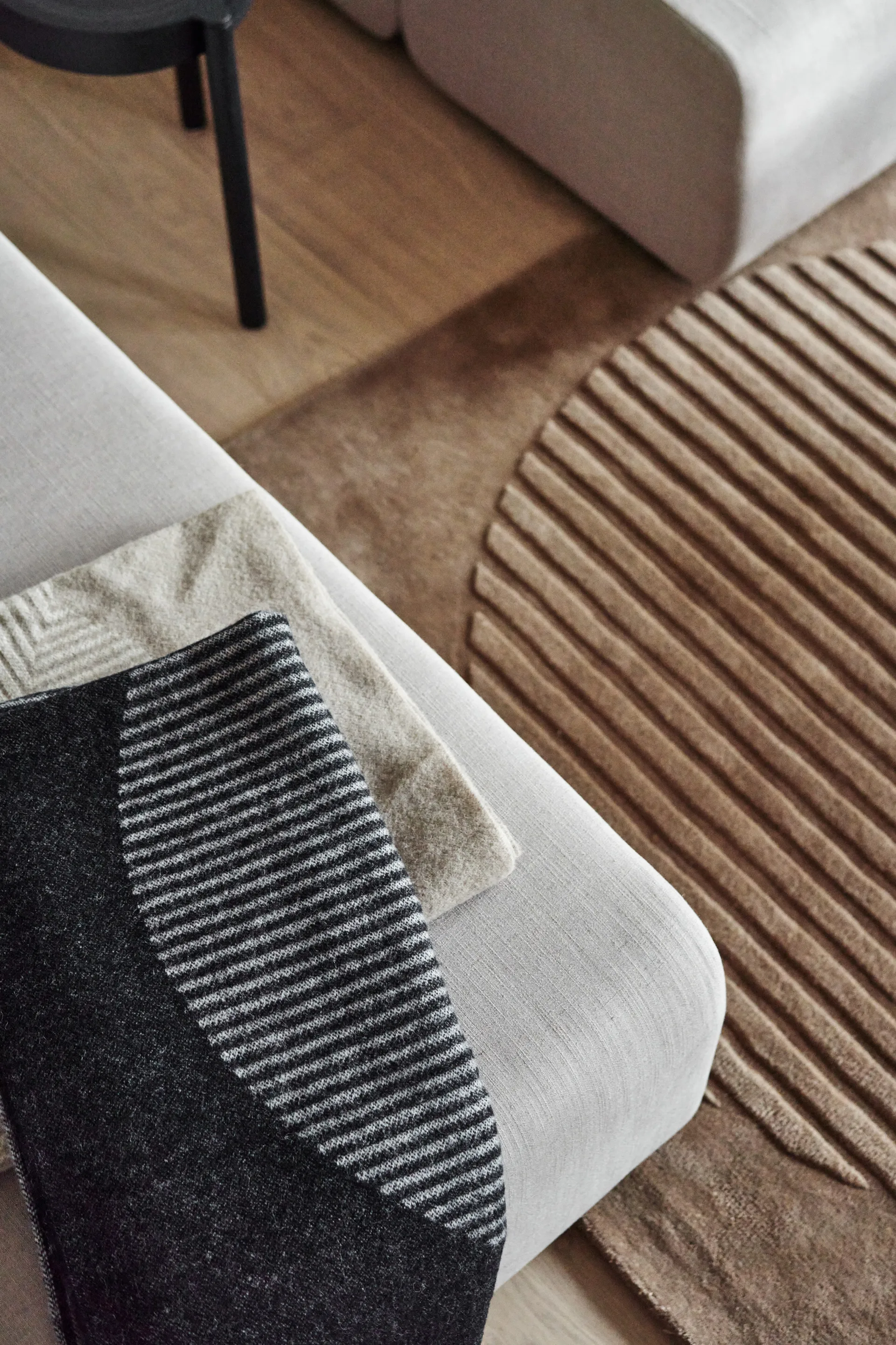 써클 울 스로우 130x185 cm, Black NJRD | 니오르