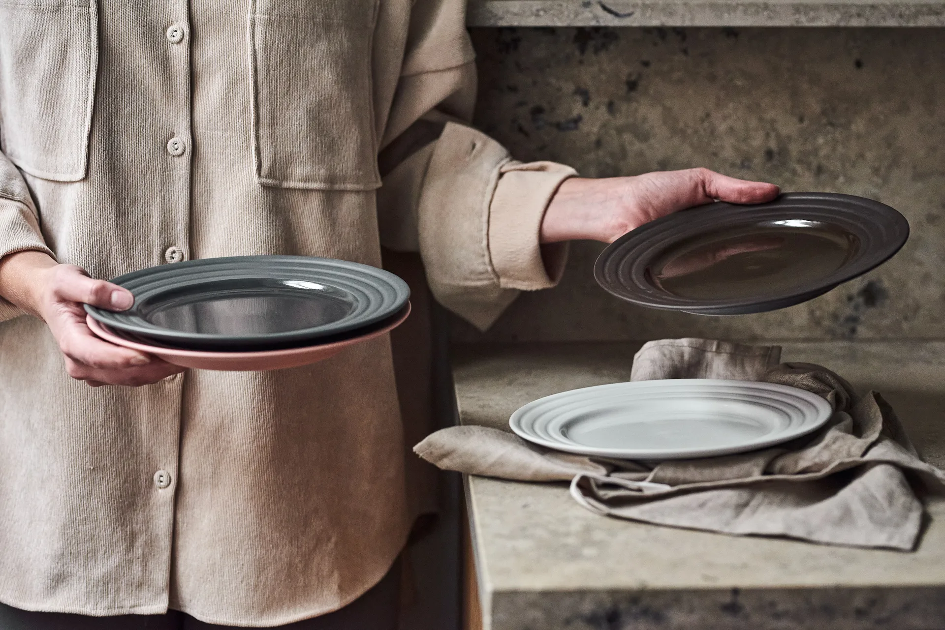 라인즈 접시 Ø27 cm, brown NJRD | 니오르