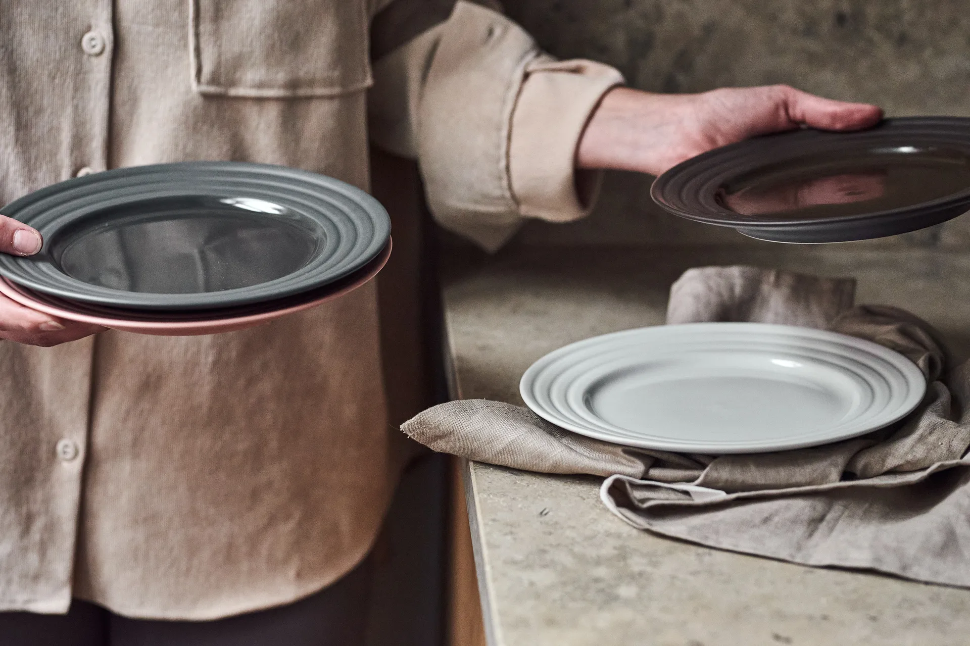 라인즈 접시 Ø27 cm, dark grey NJRD | 니오르