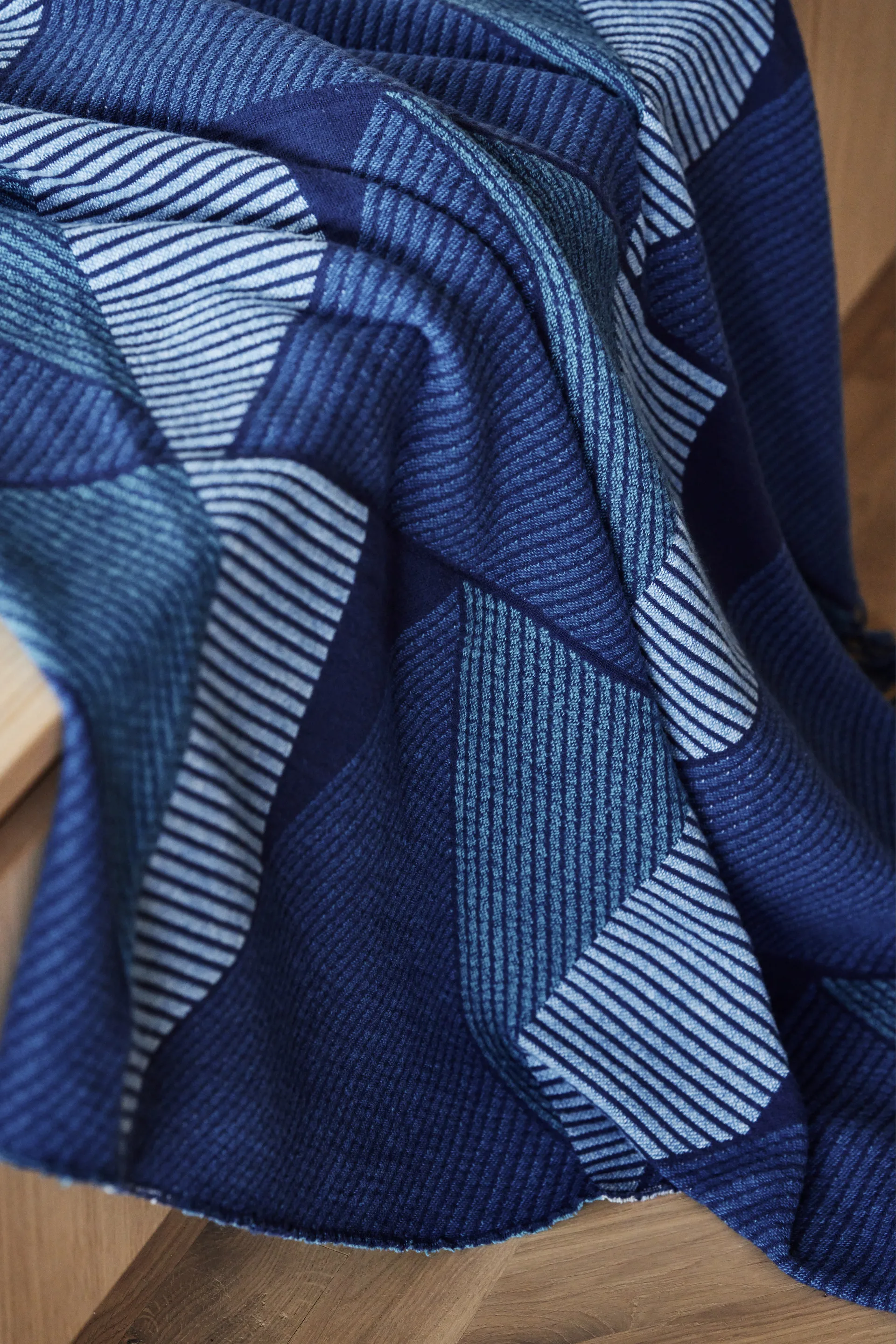 메트릭 포커스 No. 3 코튼 담요 130x185 cm, Blue NJRD | 니오르