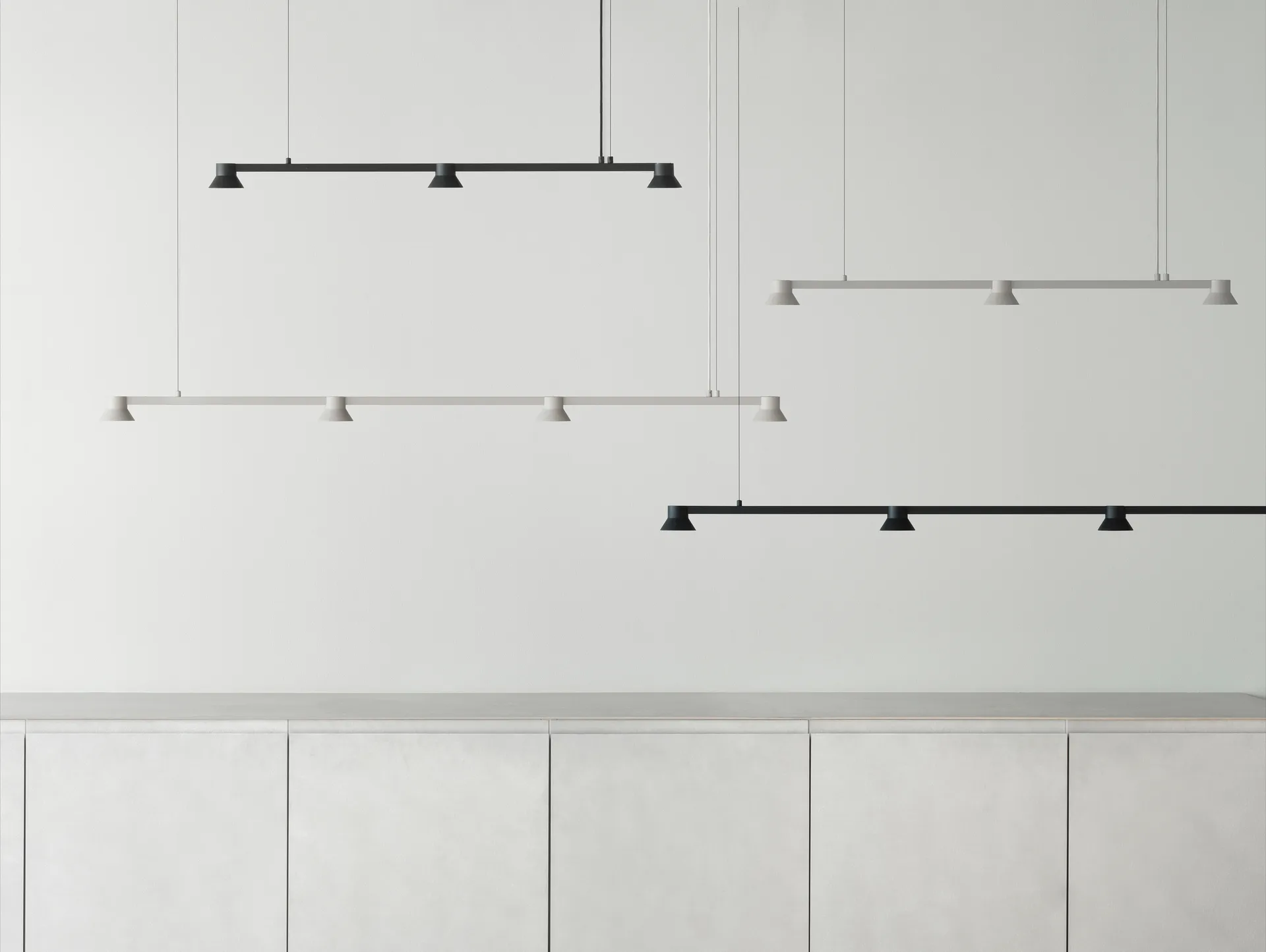햇 리니어 펜던트 조명 스몰 115 cm, Black Normann Copenhagen | 노만코펜하겐