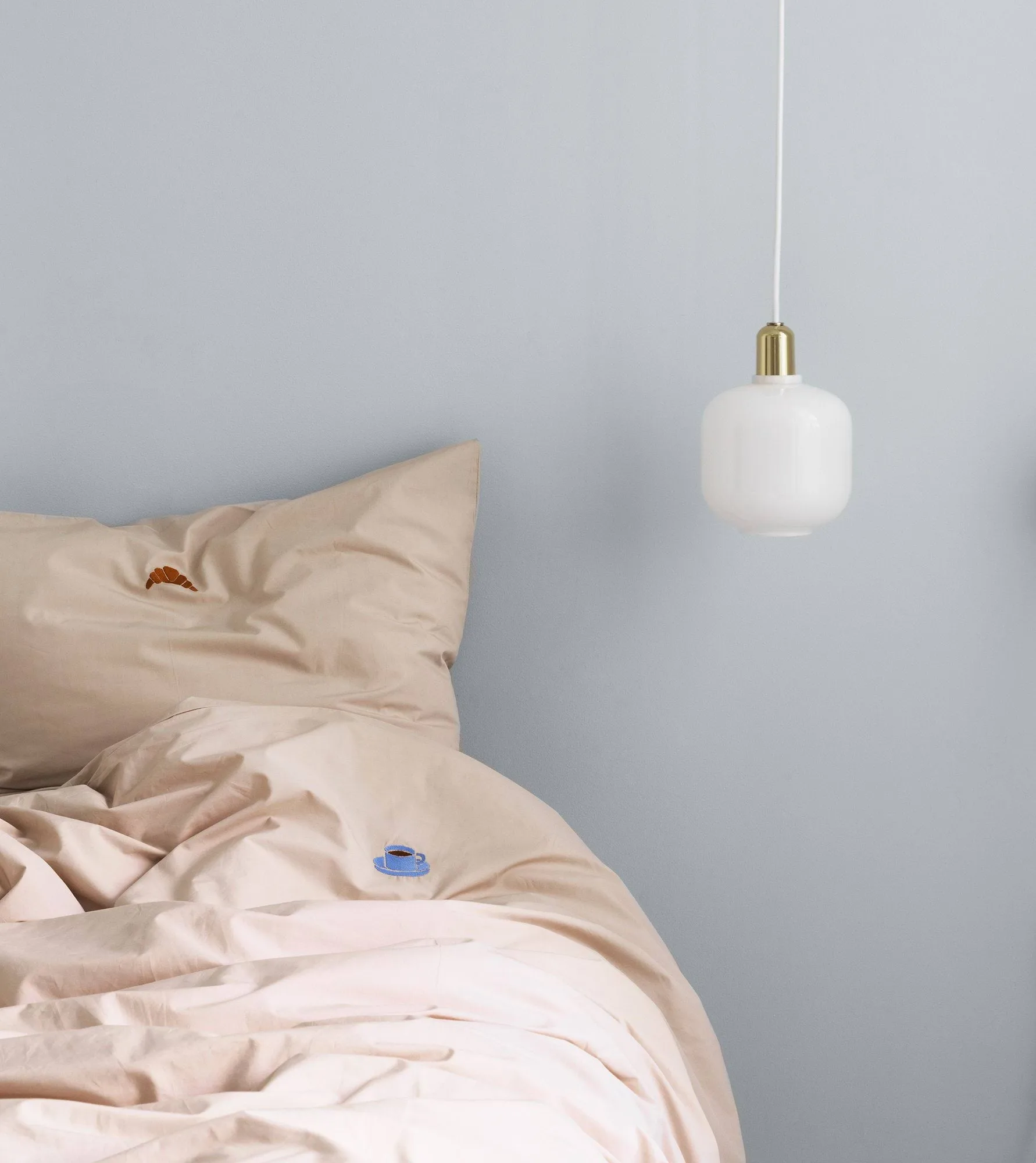 앰프 펜던트 조명 스몰 17 cm, White-Brass Normann Copenhagen | 노만코펜하겐
