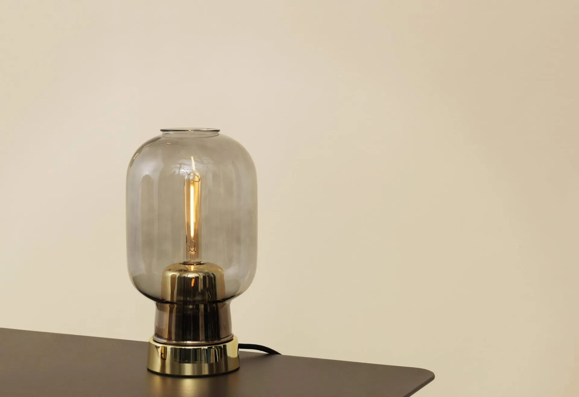 앰프 테이블 조명 26.5 cm, Grey-Brass Normann Copenhagen | 노만코펜하겐