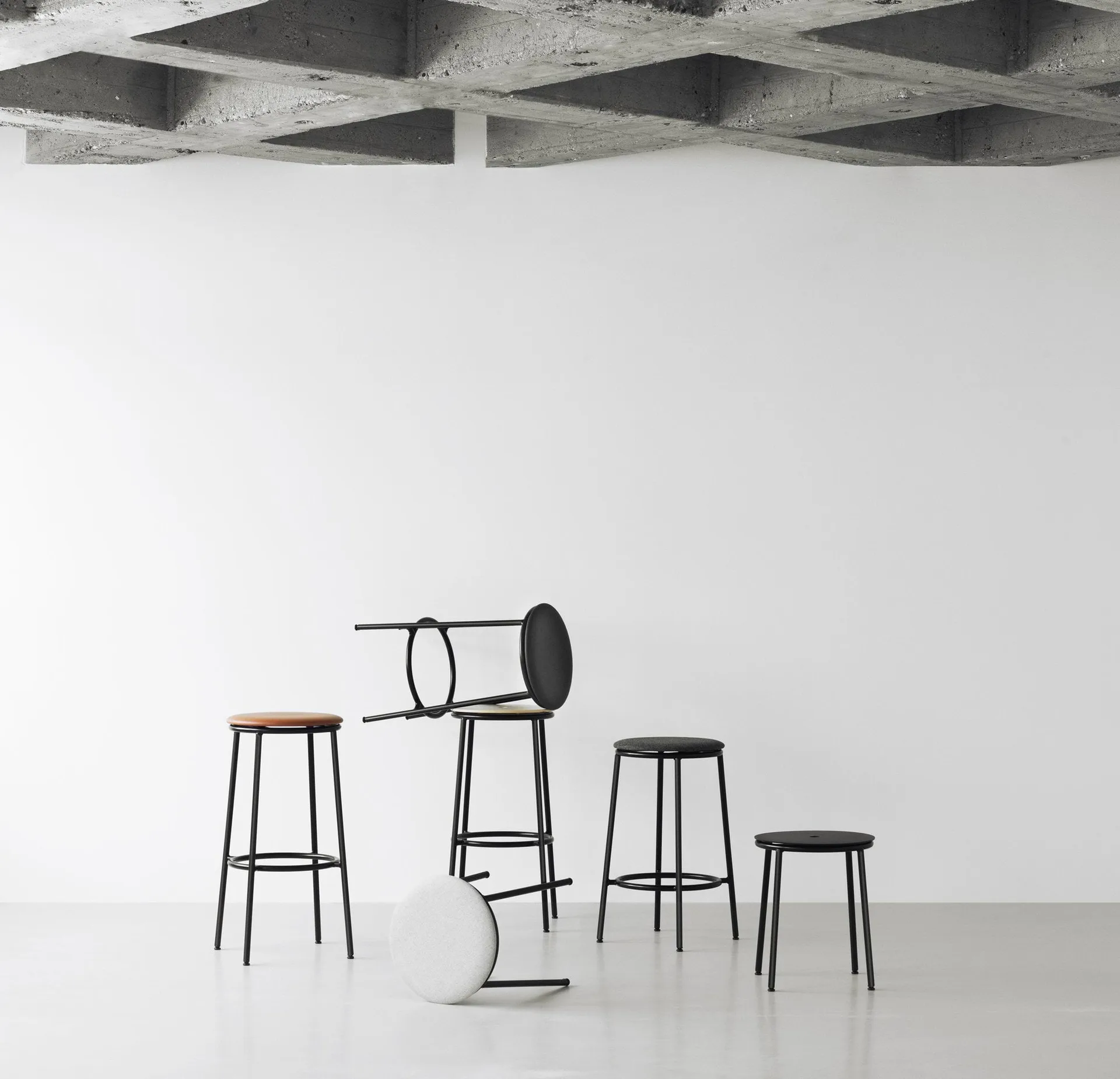 서카 스툴 45 cm, Black Aluminium Normann Copenhagen | 노만코펜하겐