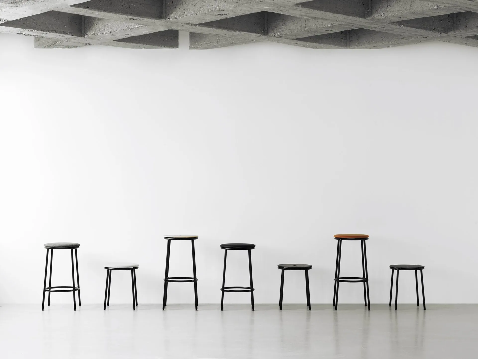 서카 스툴 45 cm, Black Aluminium Normann Copenhagen | 노만코펜하겐