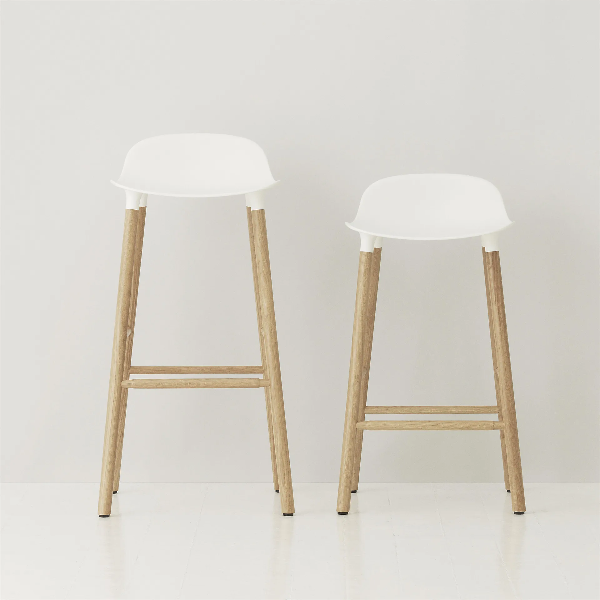 폼 바 스툴 65 cm 오크 레그, White Normann Copenhagen | 노만코펜하겐