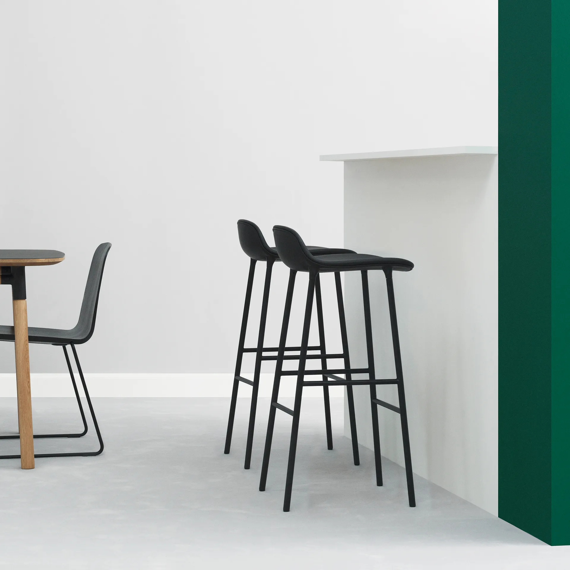 폼 바 스툴 메탈 레그 75 cm, black Normann Copenhagen | 노만코펜하겐