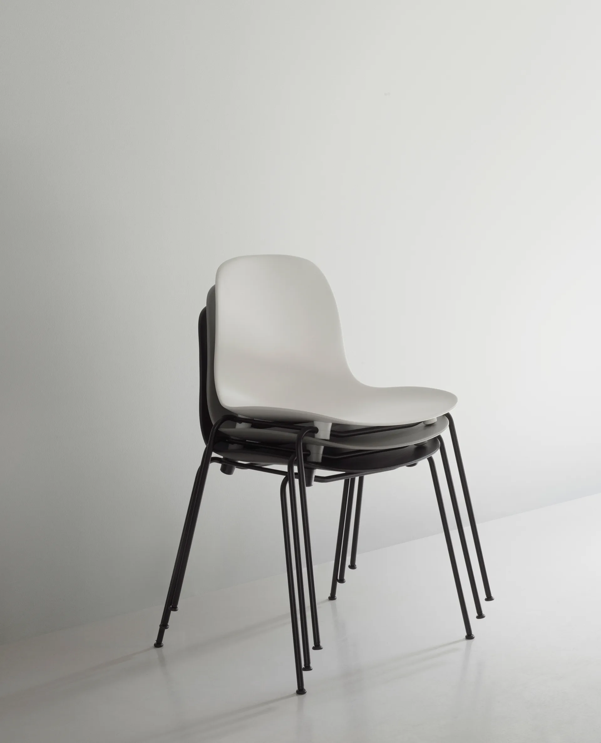 Form 스태커블 체어 black legs 2개 세트, Black Normann Copenhagen | 노만코펜하겐