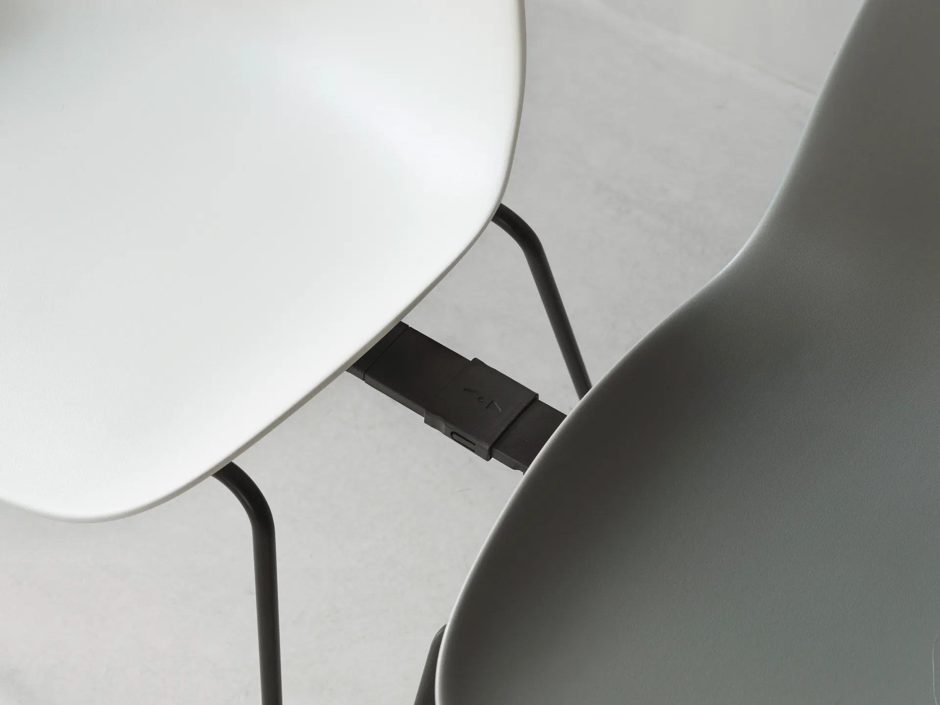 Form 스태커블 체어 black legs 2개 세트, Grey Normann Copenhagen | 노만코펜하겐